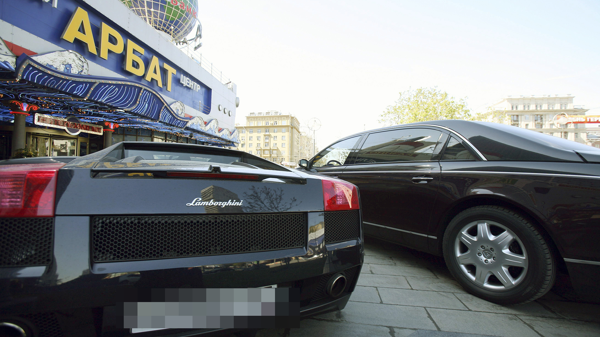 Ein italienischer Lamborghini (l.) und ein deutscher Maybach stehen in der Arbat-Straße in Moskau (Russland).