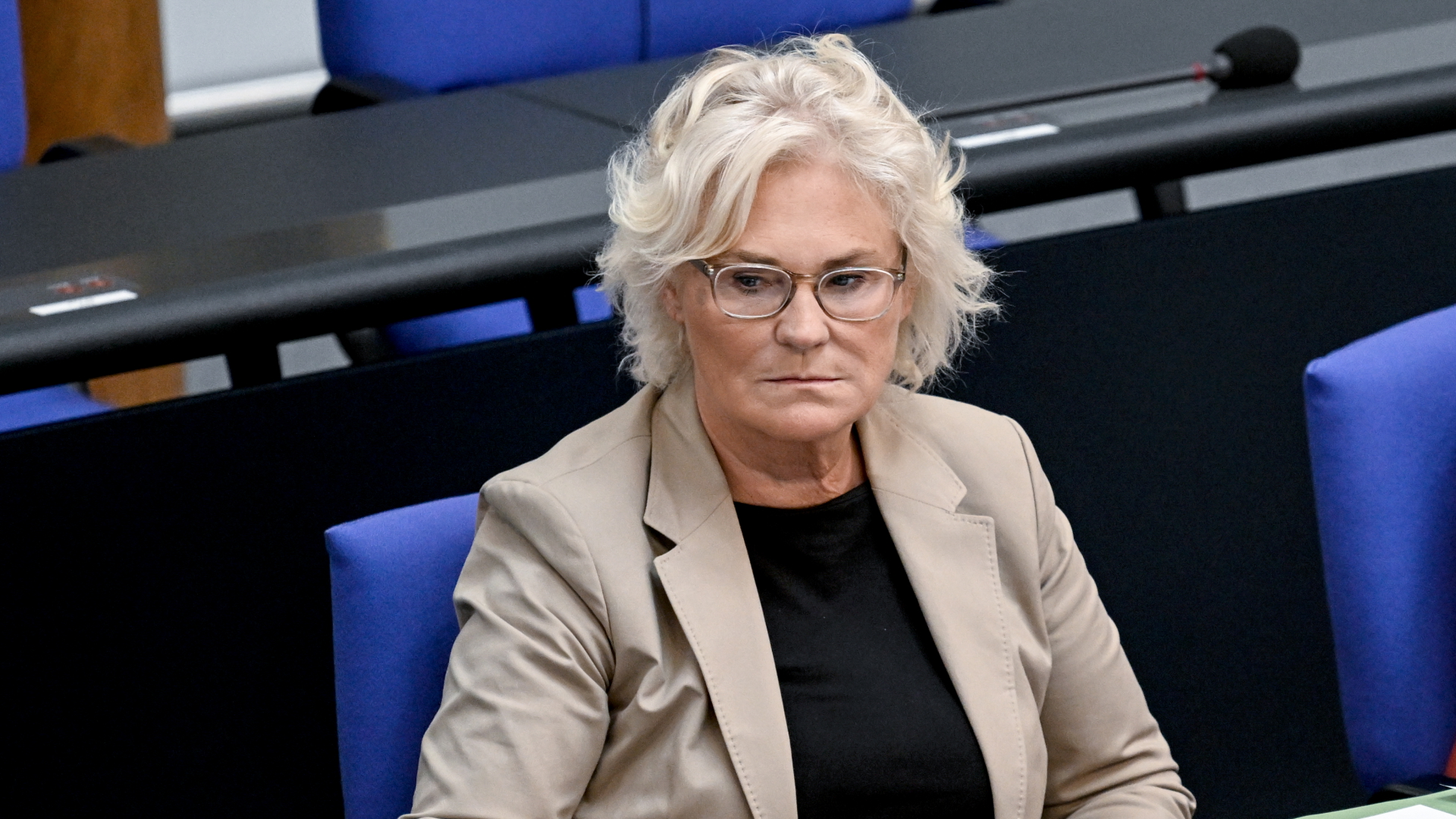 Christine Lambrecht (SPD), Bundesministerin der Verteidigung, nimmt an der 33. Sitzung des Bundestags teil.  | dpa