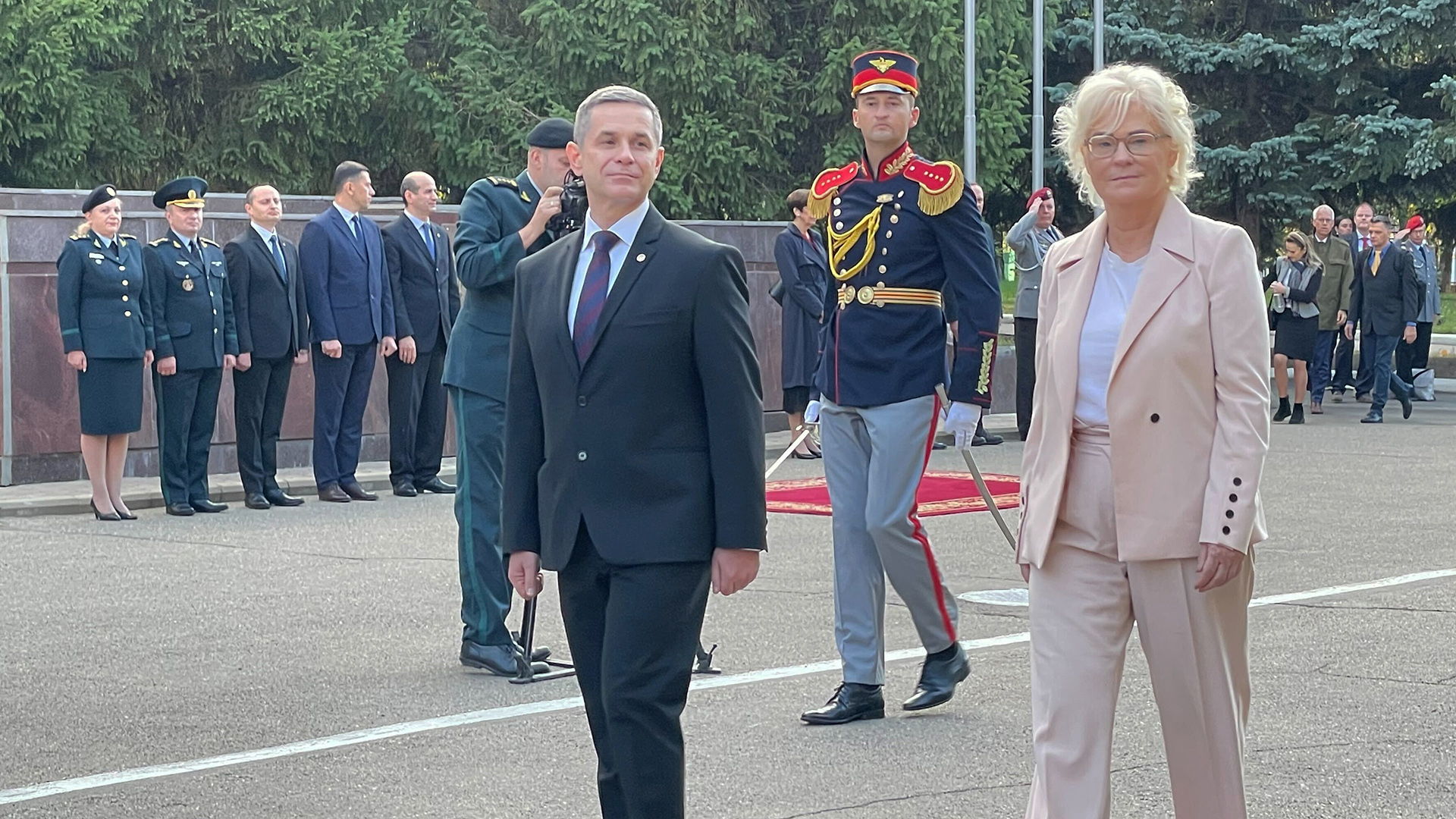 Verteidigungsministerin Christine Lambrecht und ihr Amtskollege Anatolie Nosatii der Republik Moldau