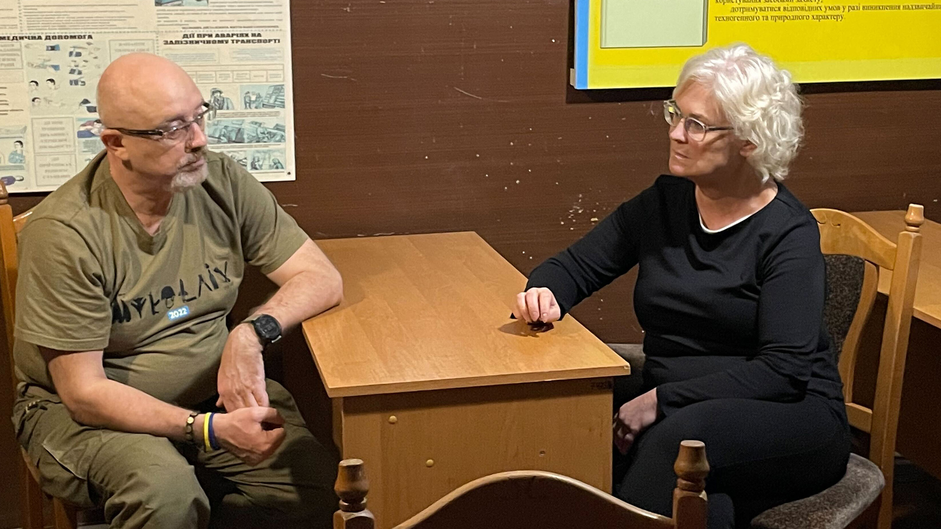 Christine Lambrecht  sitzt mit Olexij Resnikow in Odessa im Luftschutzbunker. | dpa