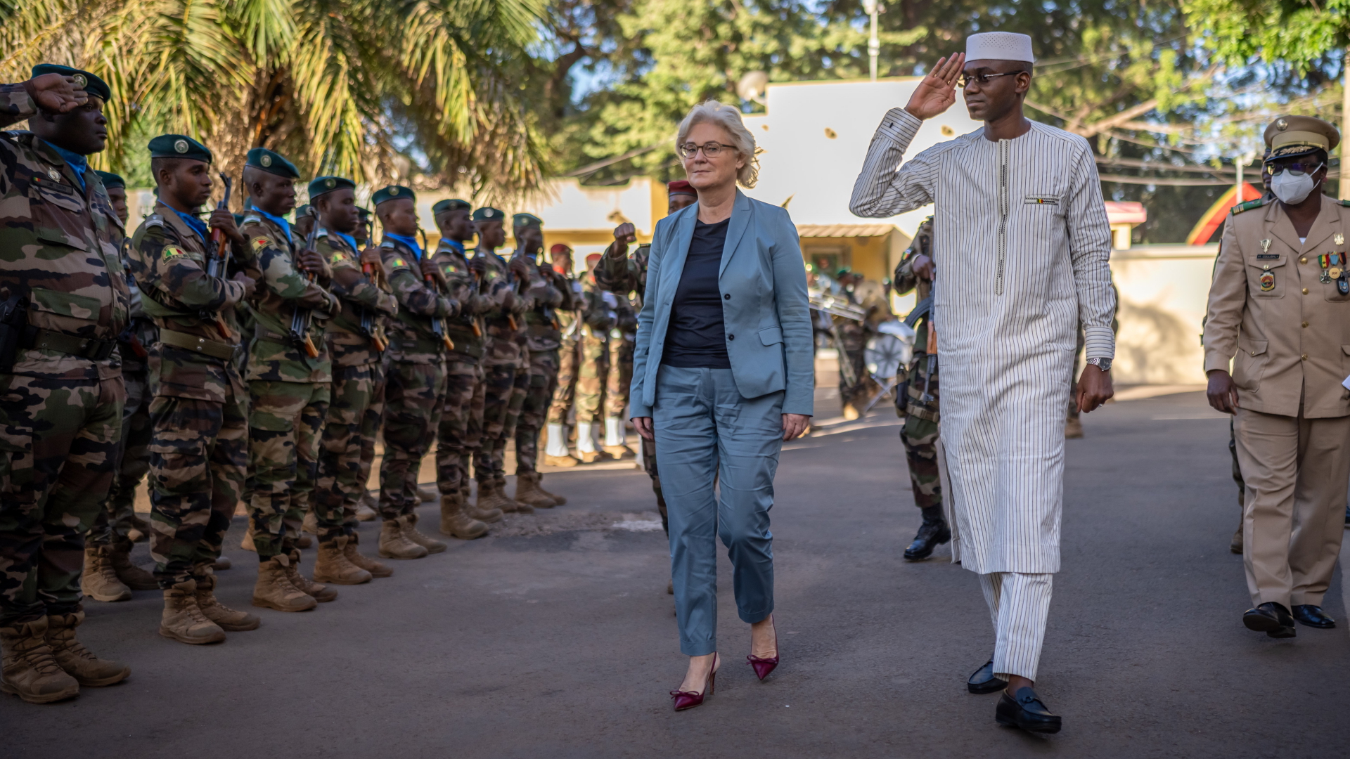 Bundesverteidigungsministerin Lambrecht wird in Mali von ihrem Amtskollegen Camara mit militärischen Ehren empfangen. | dpa