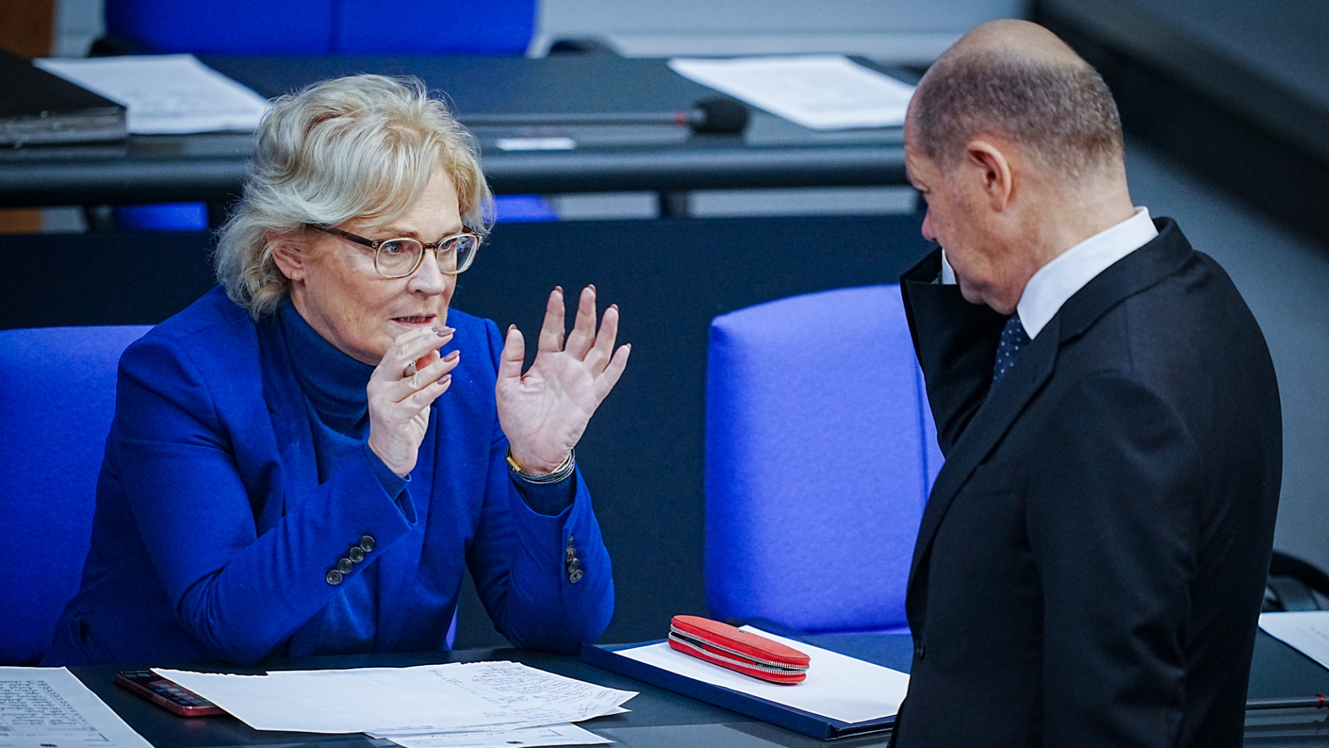 Christine Lambrecht und Olaf Scholz unterhalten sich im Bundestag bei der Generaldebatte.  | dpa