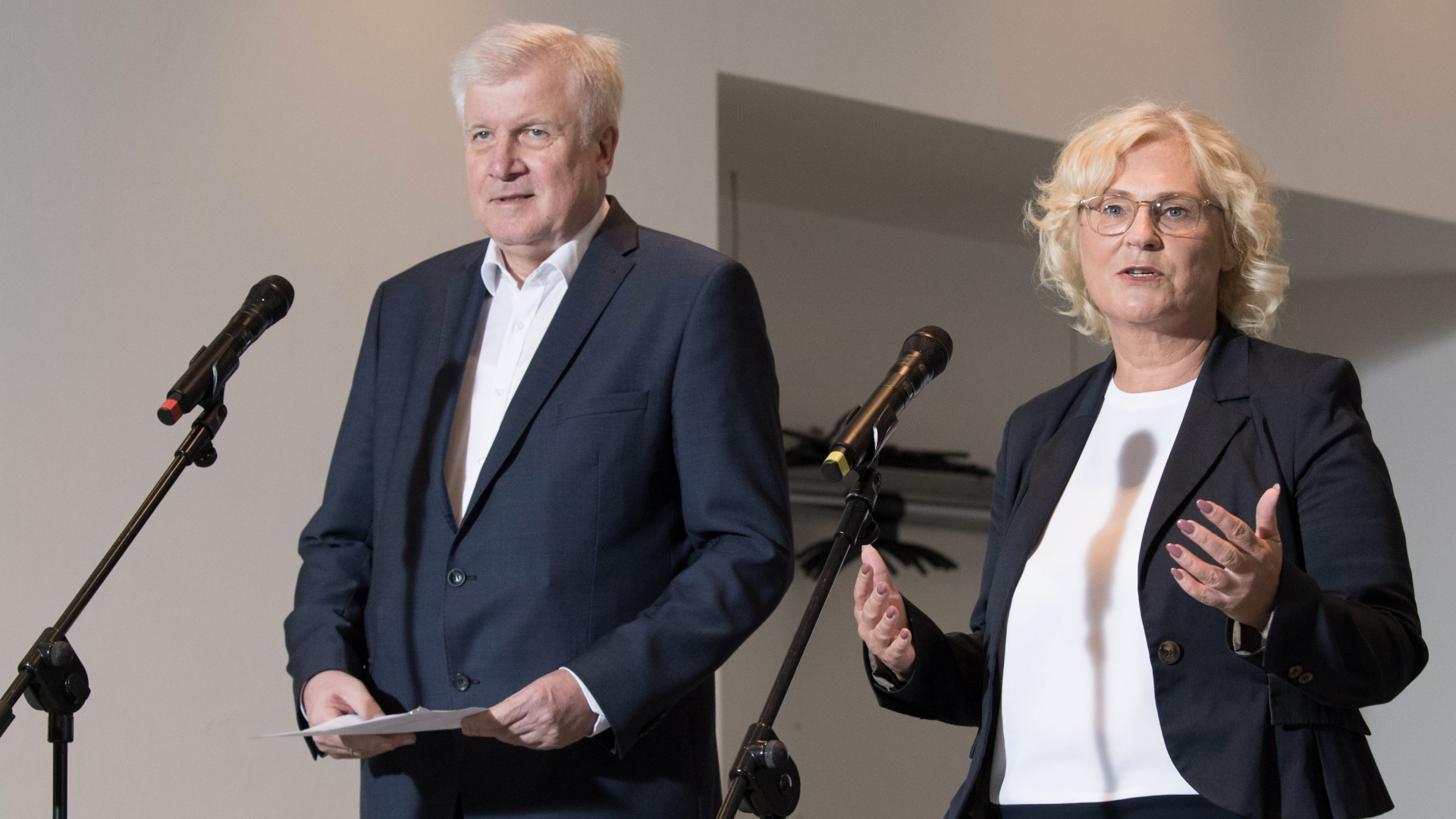 Horst Seehofer und Christine Lambrecht | dpa