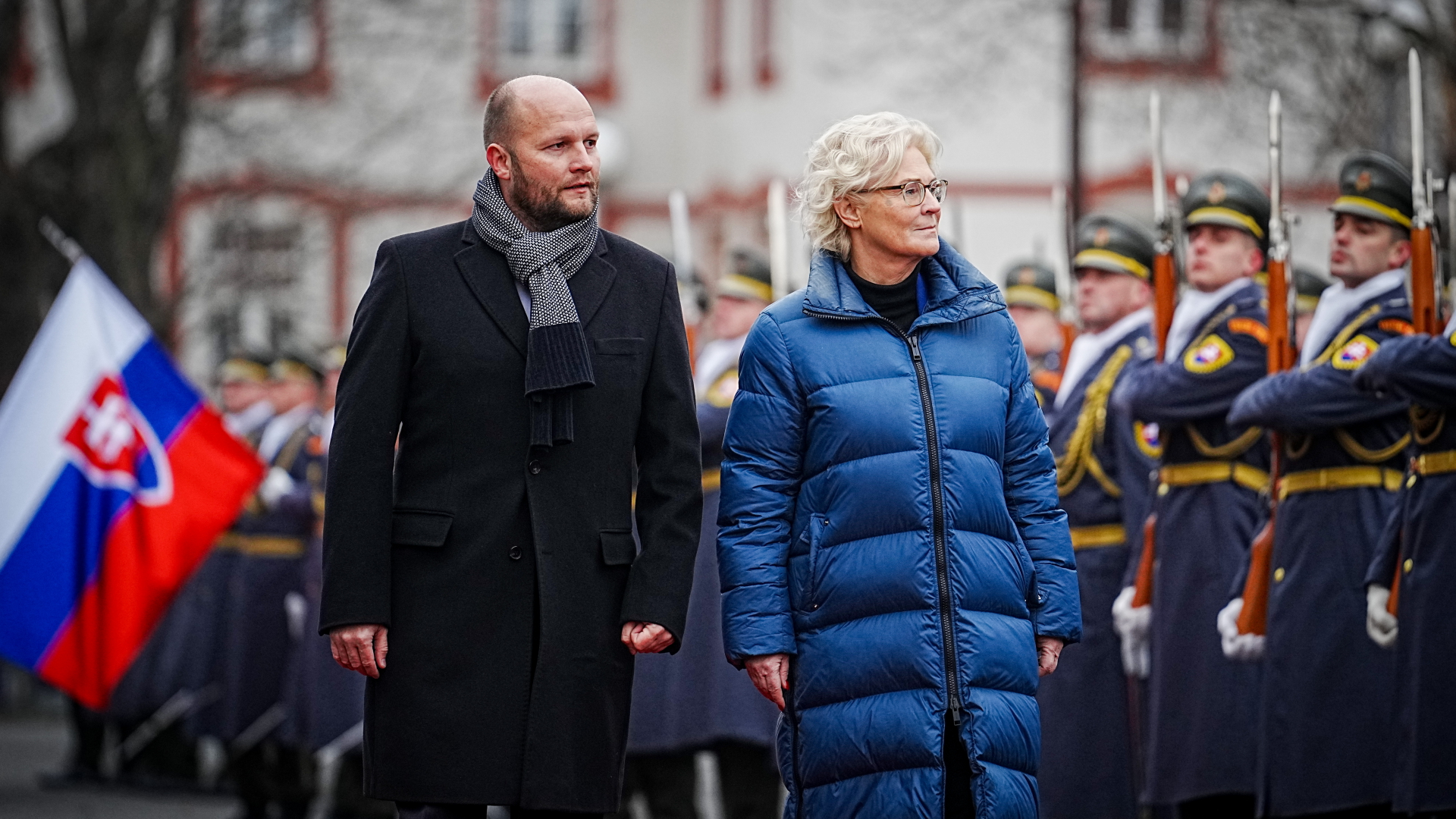 Christine Lambrecht und Jaroslav Nad beim Empfang mit militärischen Ehren in Bratislava.  | dpa