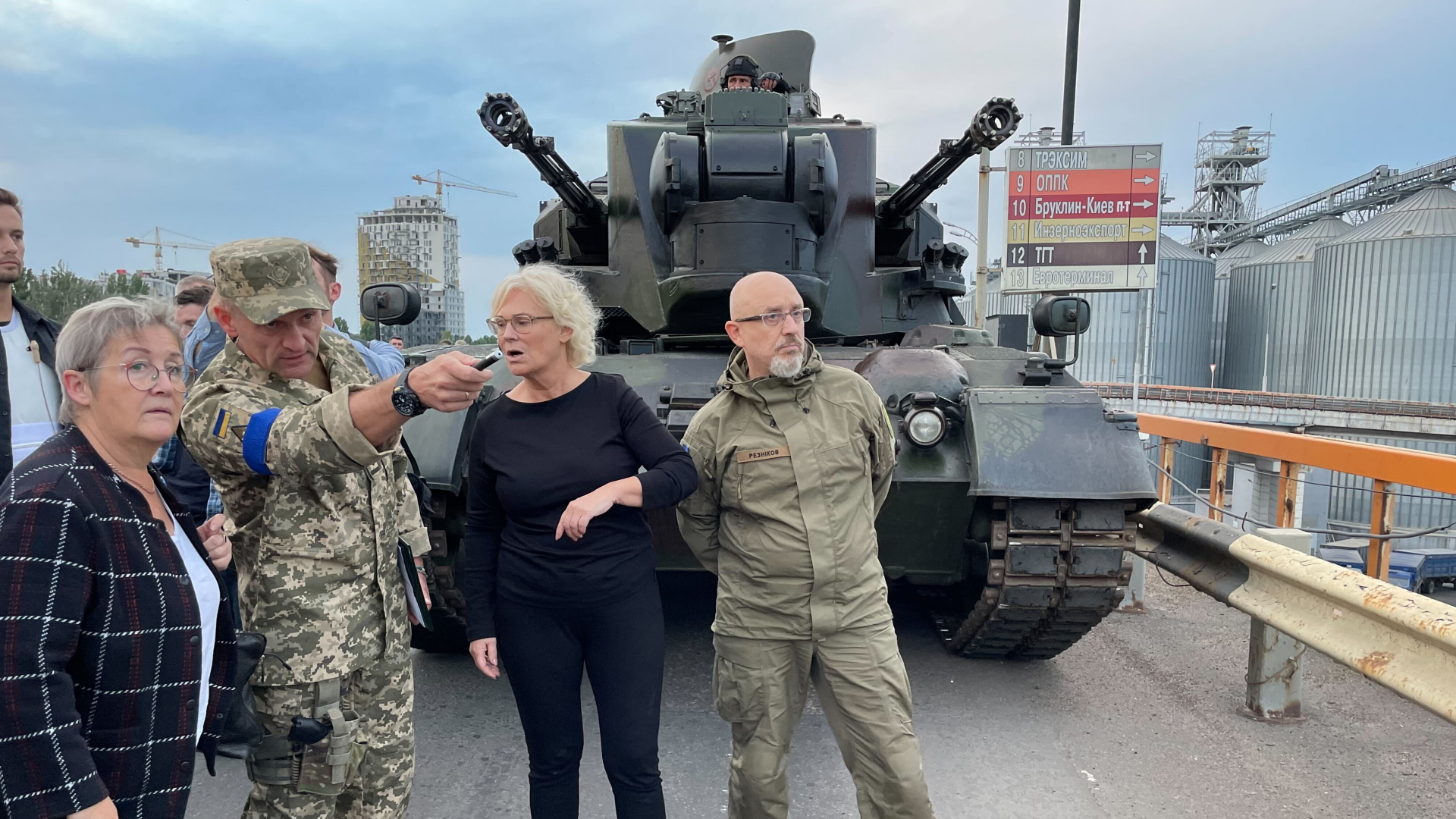 Verteidigungsministerin Christine Lambrecht besichtigt mit ihrem ukrainischen Amtskollegen Olexij Resnikow (re.) in Odessa einen aus Deutschland gelieferten "Gepard"-Flugabwehrpanzer. | dpa