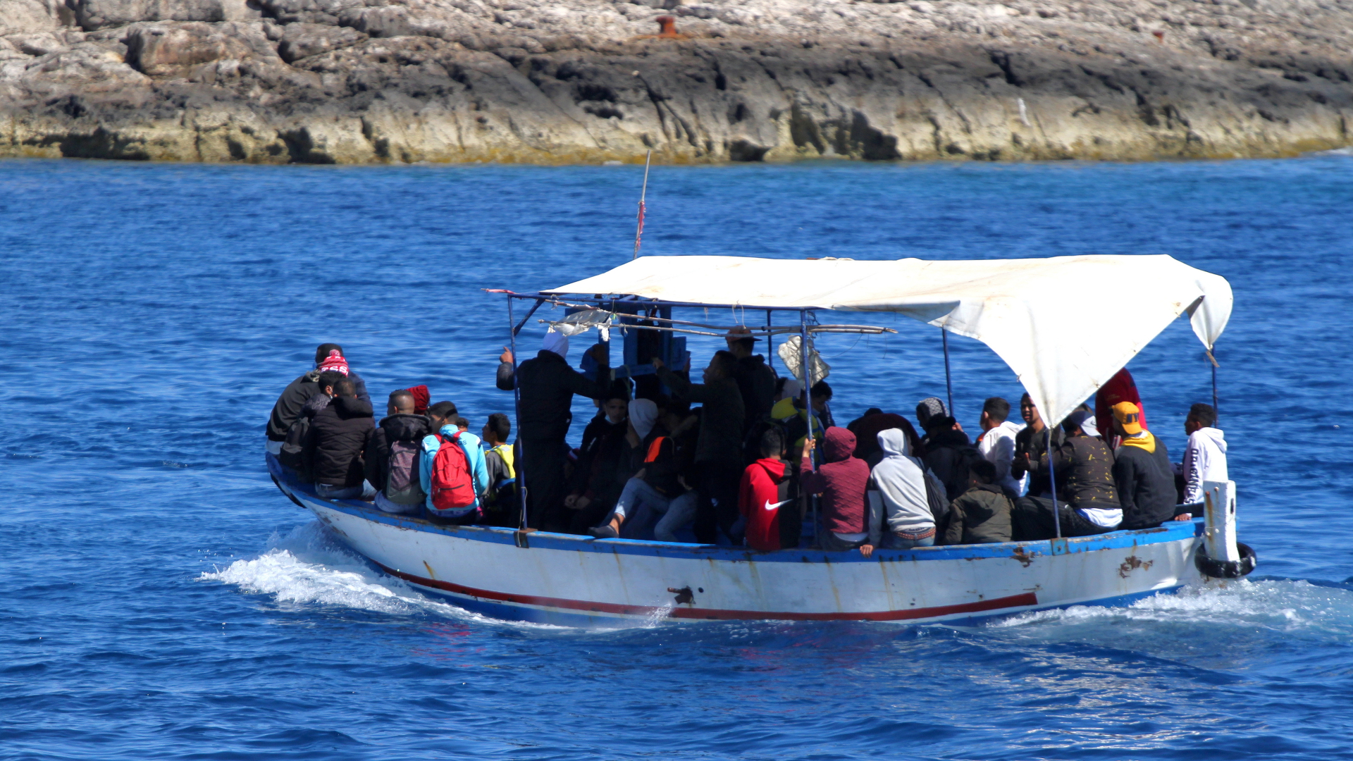 Ein Boot mit Geflüchteten vor der Küste der italienischen Insel Lampedusa. | REUTERS
