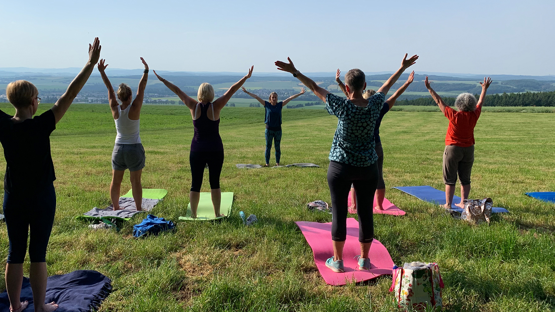 Frauen beim Yoga auf einer Wiese | Jacqueline Dreyhaupt
