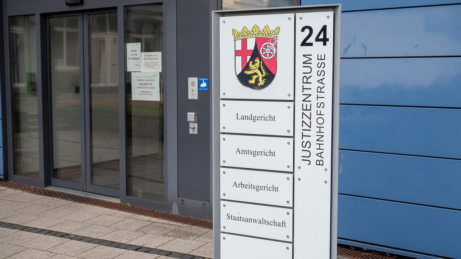 Eingang zum Landgericht Kaiserslautern | picture alliance/dpa