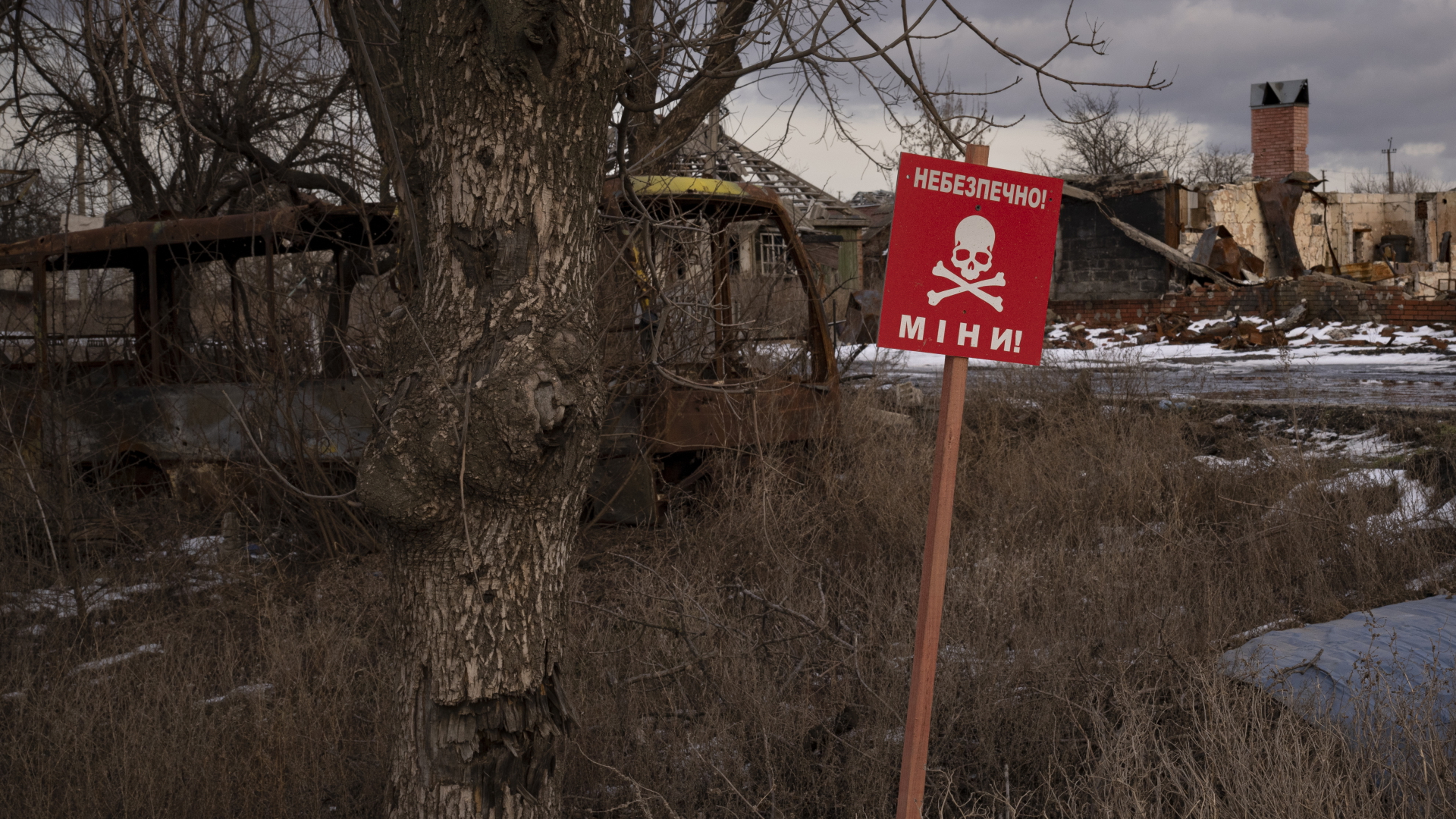 Ein Schild mit der Aufschrift "Minen" steht am Straßenrand des ukrainischen Dorfes Kamjanka am Rande von Isjum. 
