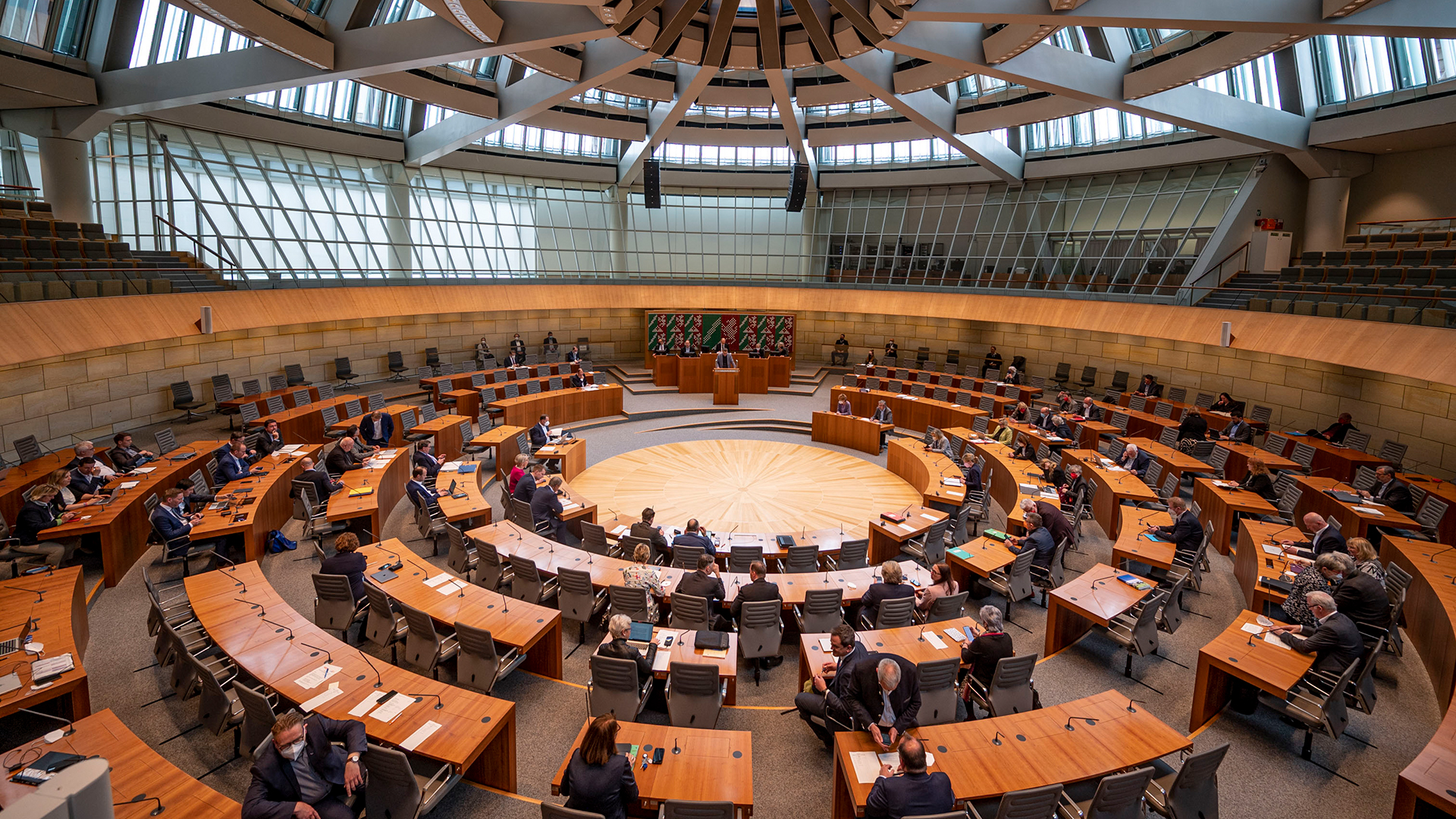 Abgeordnete sitzen im Plenarsaal im nordrhein-westfälischen Landtag. | dpa
