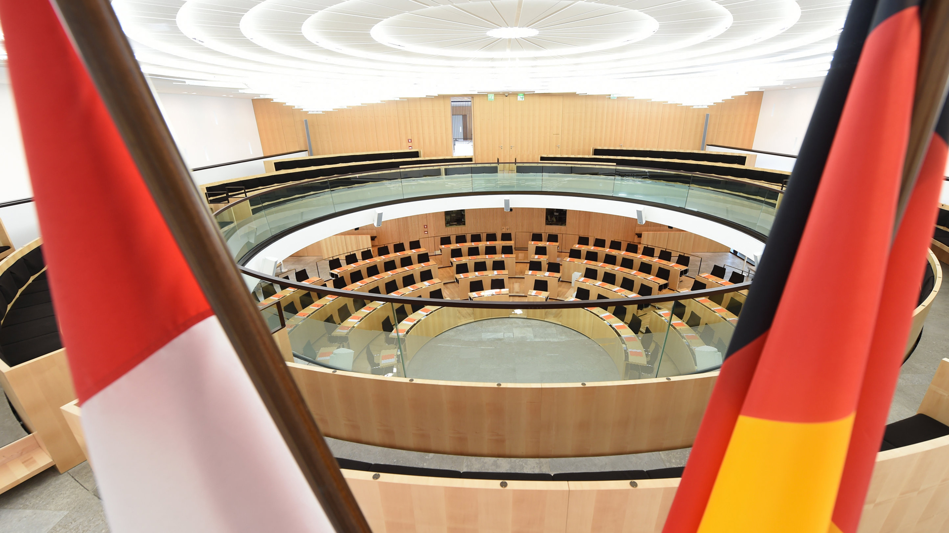 Leerer Plenarsaal des Hessischen Landtags in Wiesbaden | Bildquelle: dpa