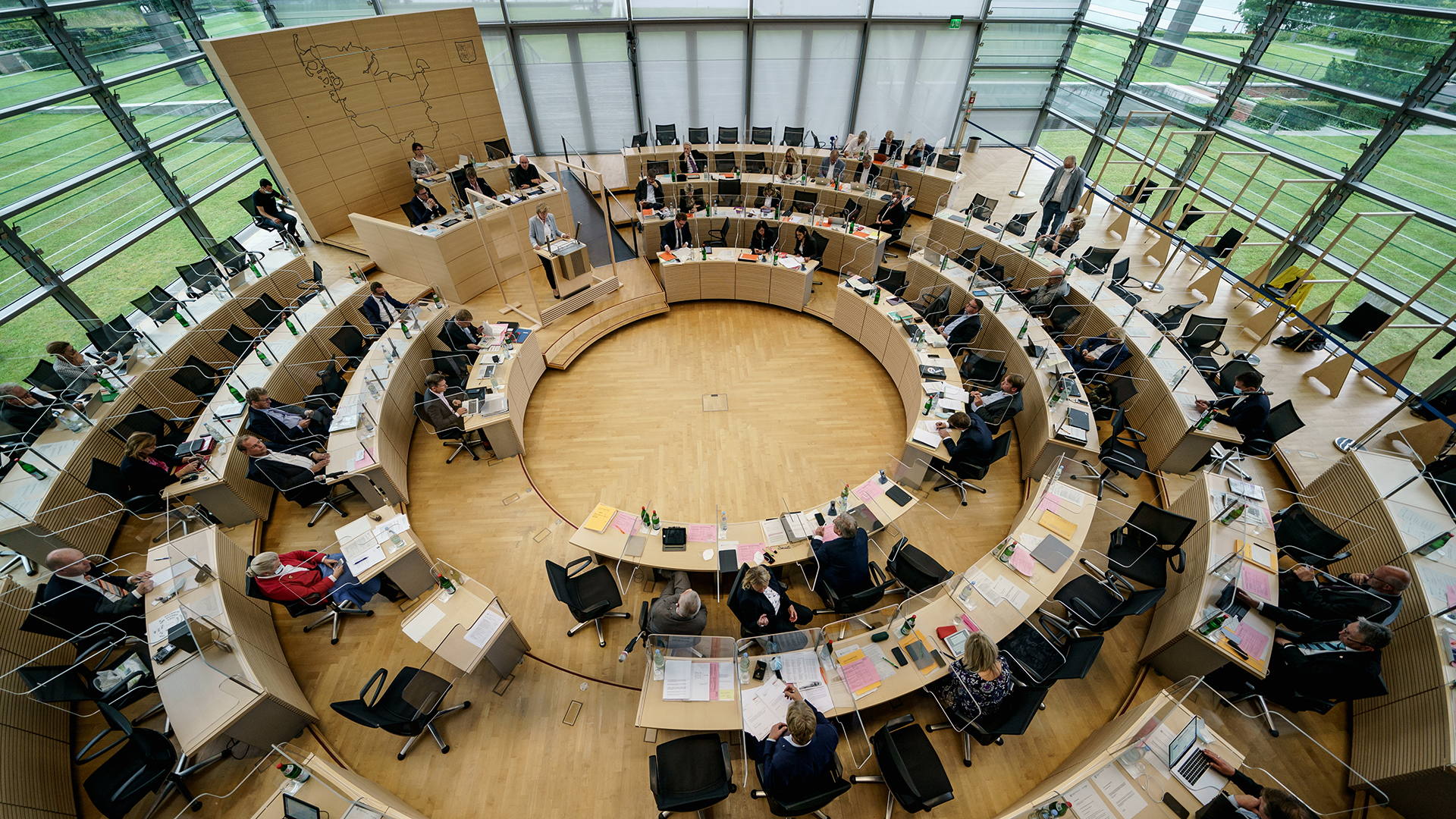 Landtagsabgeordnete tagen im Plenarsaal in Kiel. | dpa
