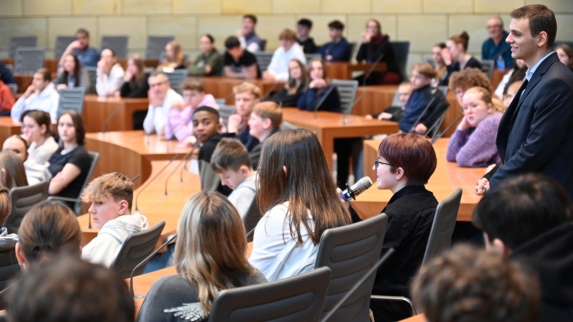 Jugendliche sitzen im Düsseldorfer Landtag.
