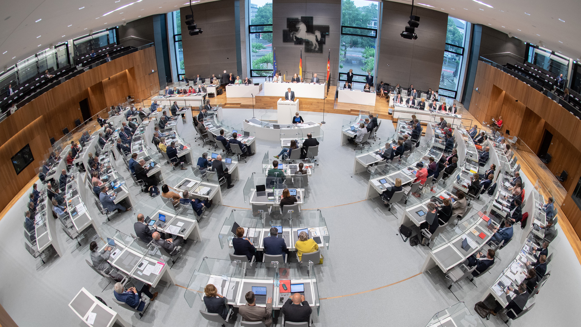 Abgeordnete sitzen im Plenarsaal des niedersächsischen Landtags | picture alliance/dpa