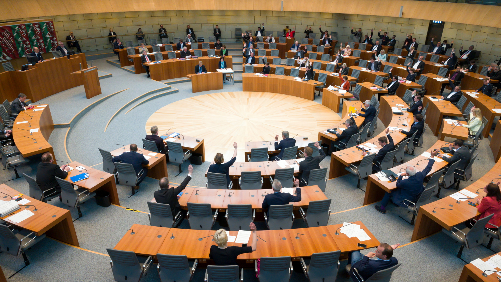 Der Landtag Nordrhein-Westfalens stimmt über das Pandemie-Gesetz ab. | dpa