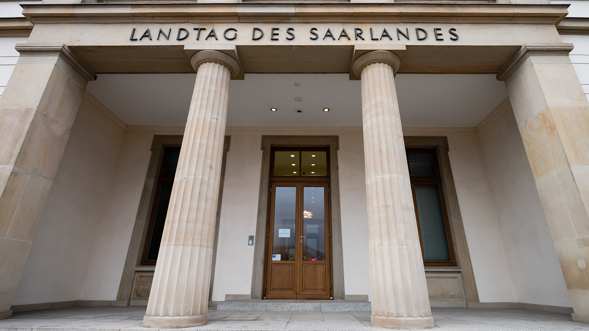 Der Eingang zum Landtags des Saarlandes | picture alliance/dpa