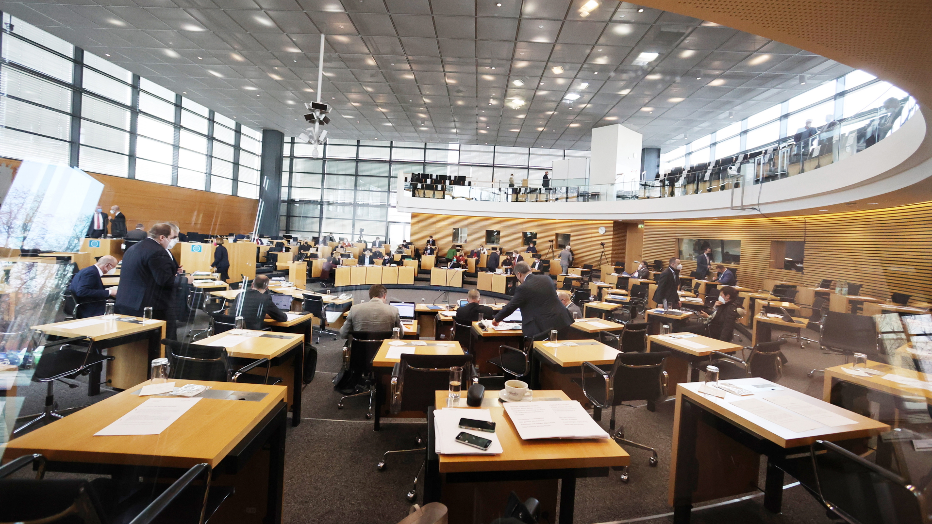 Abgeordnete sitzen während einer Landtagssitzung in Thrüringen im Plenarsaal. | dpa