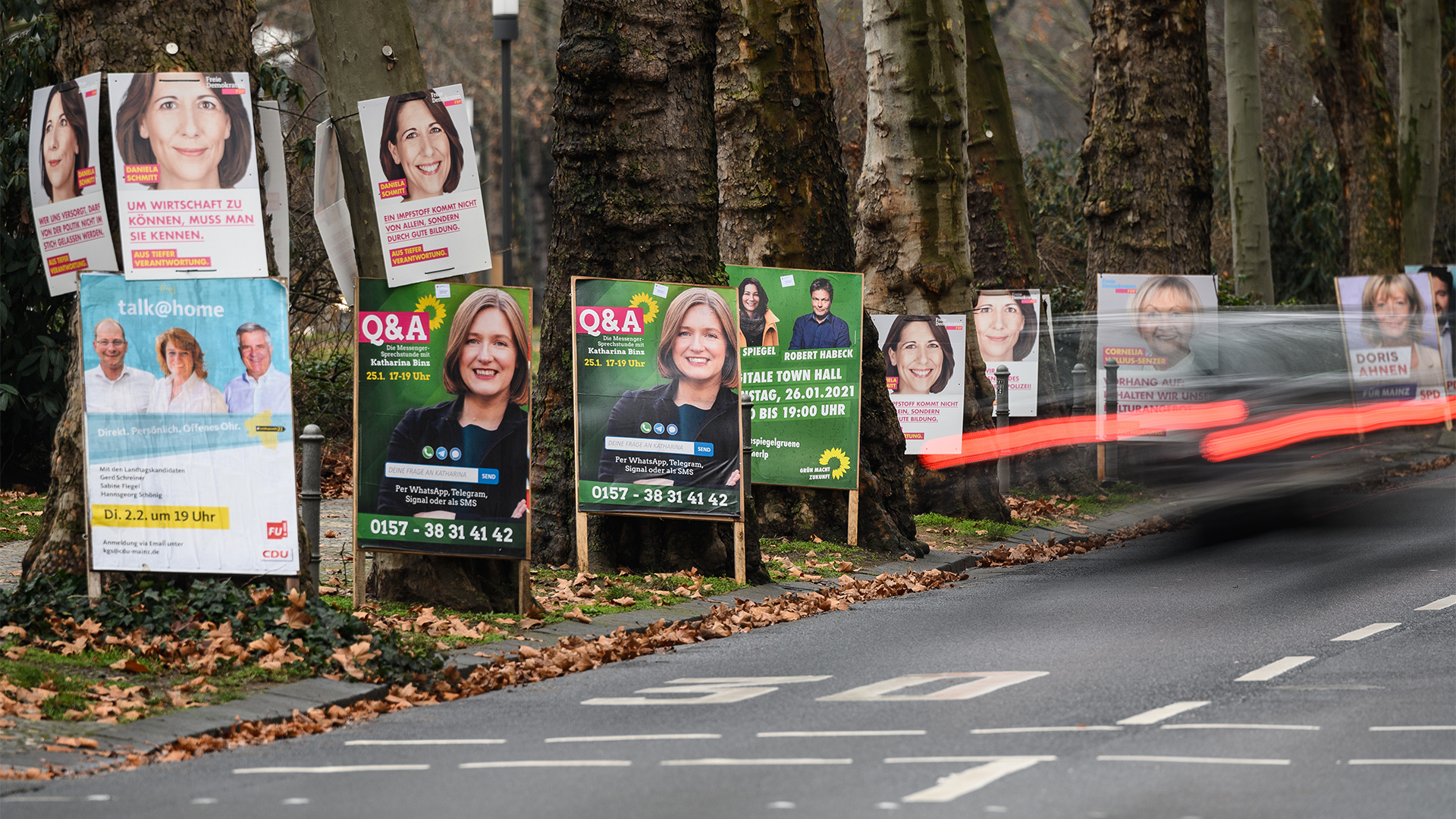 Parteien werben auf der Kaiserstraße in Mainz um Stimmen. | dpa