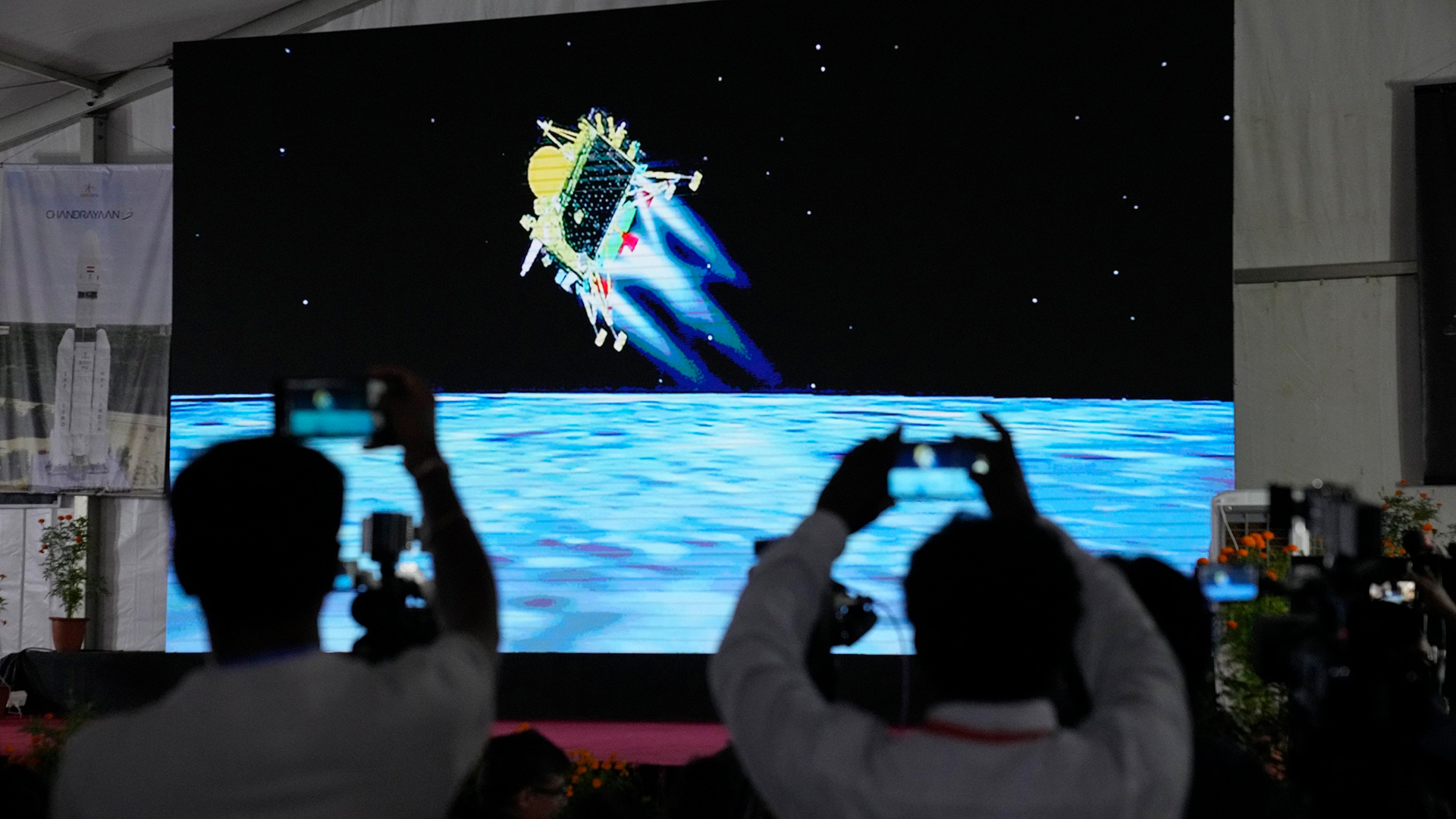 Journalisten filmen die Live-Übertragung der Landung des Raumschiffs Chandrayaan-3 auf dem Mond.