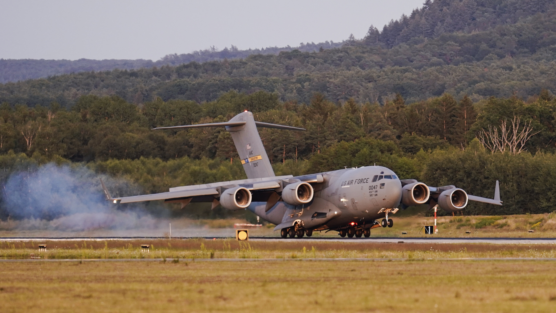 Ein Transportflugzeug mit aus Afghanistan ausgeflogenen Menschen landet auf der Ramstein Air Base. | Bildquelle: dpa