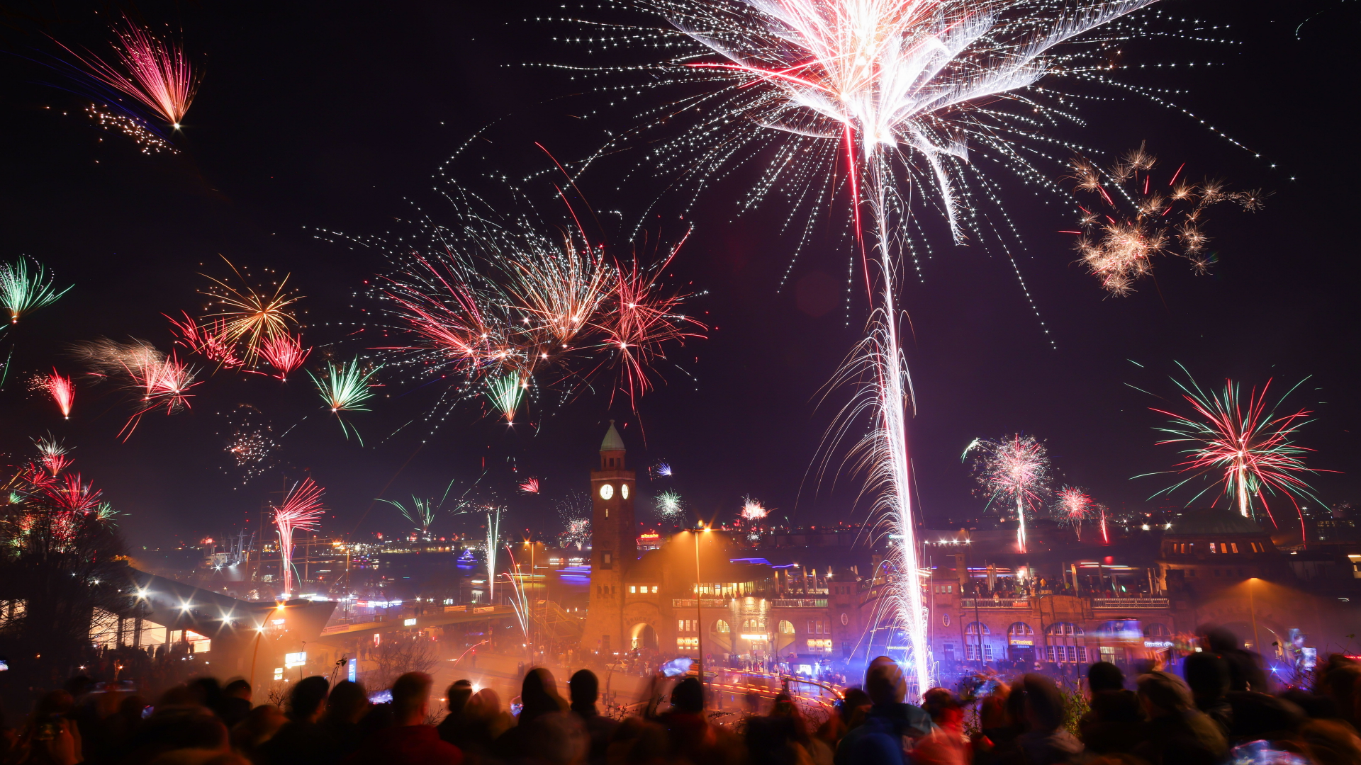 An den Hamburger Landungsbrücken schauten sich Tausende Menschen das Feuerwerk an