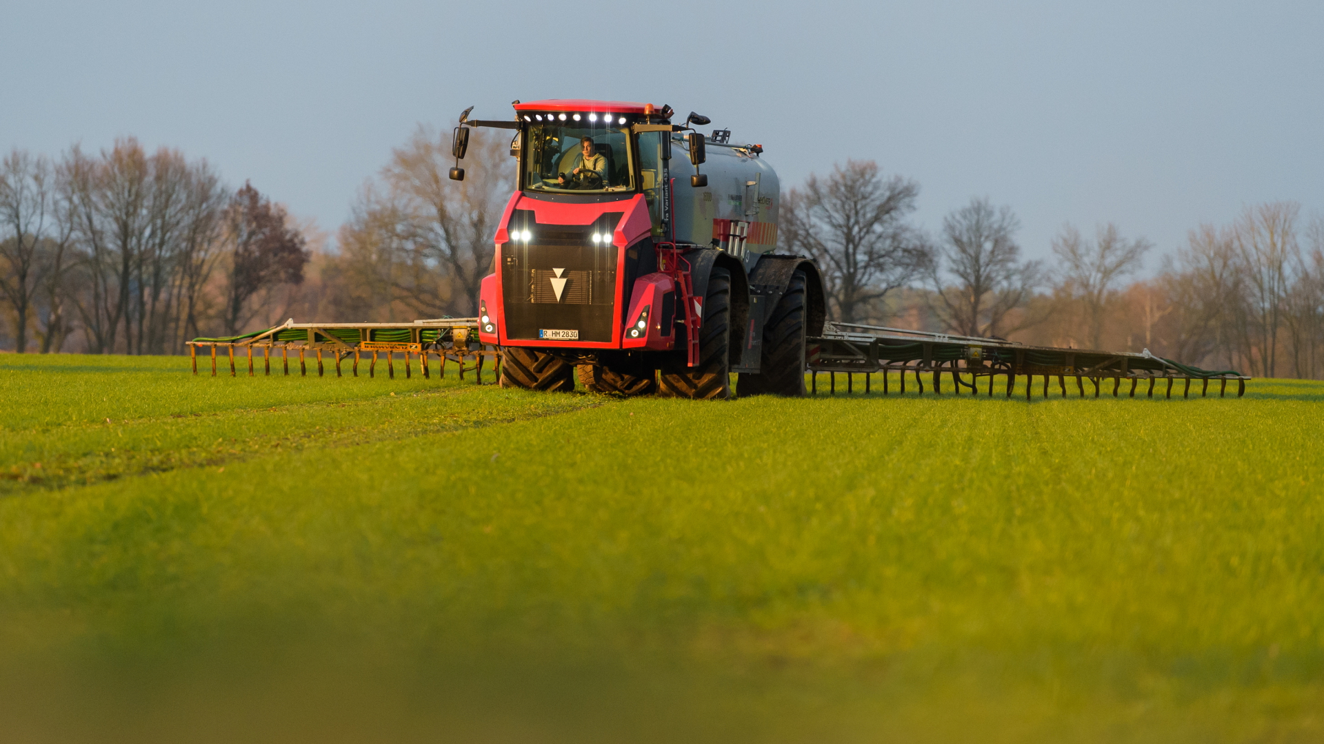 Ein Landwirt bringt in Vorwerk in Niedersachsen mit seinem Gespann Gülle auf einem Feld aus.  | dpa