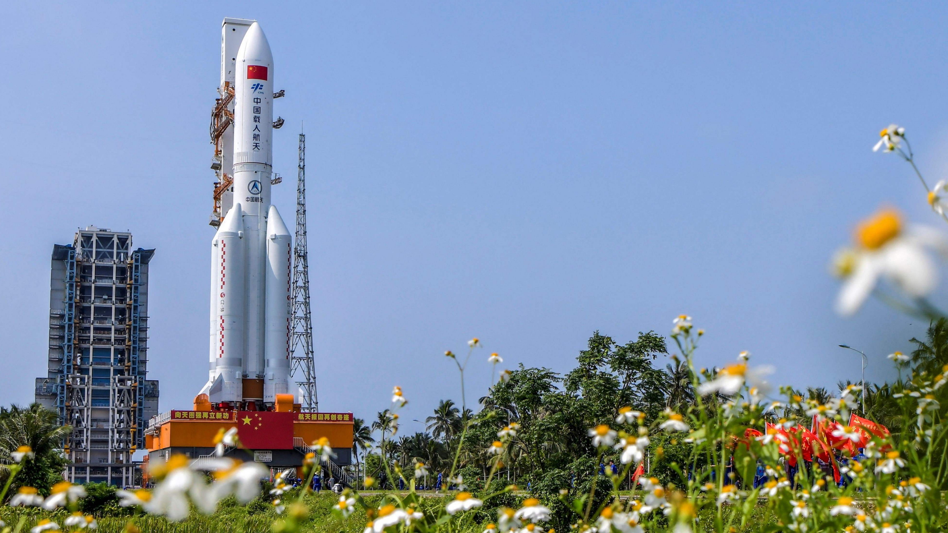 Die "Langer-Marsch-5B"-Rakete und das Kernmodul "Tianhe" der chinesischen Raumstation im Kosmodrom Wenchang.