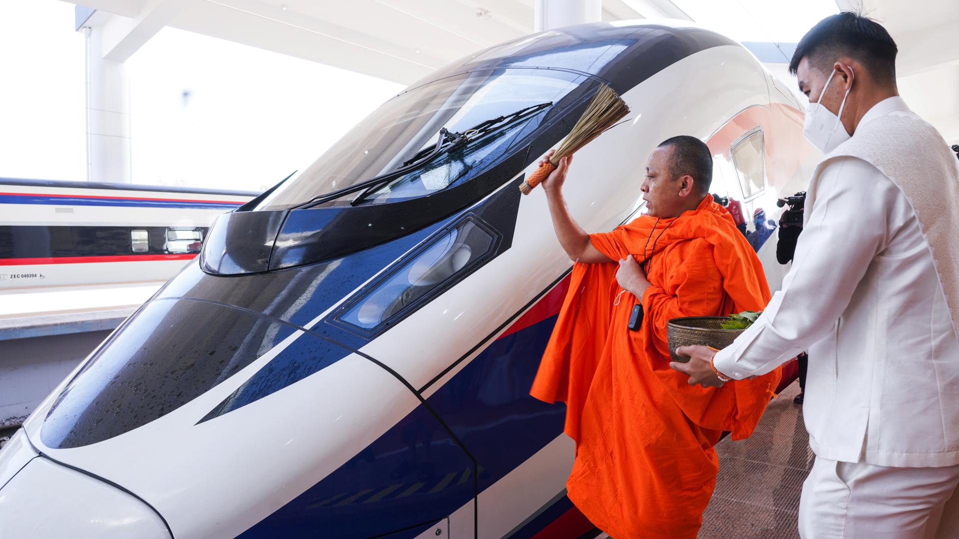 Ein buddhistischer Mönch in Vientiane weiht den Schnellzug nach Kunming. | REUTERS
