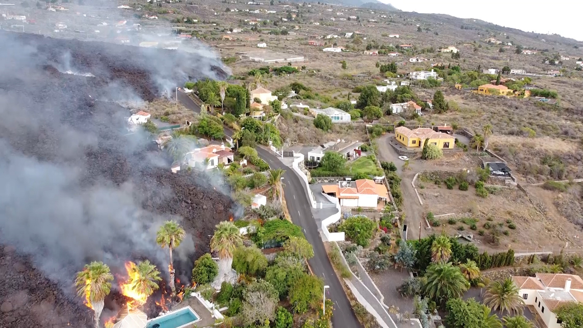 Lava fließt auf der Kanareninsel La  Palma in Richtung Meer und zerstört dabei Häuser. | dpa