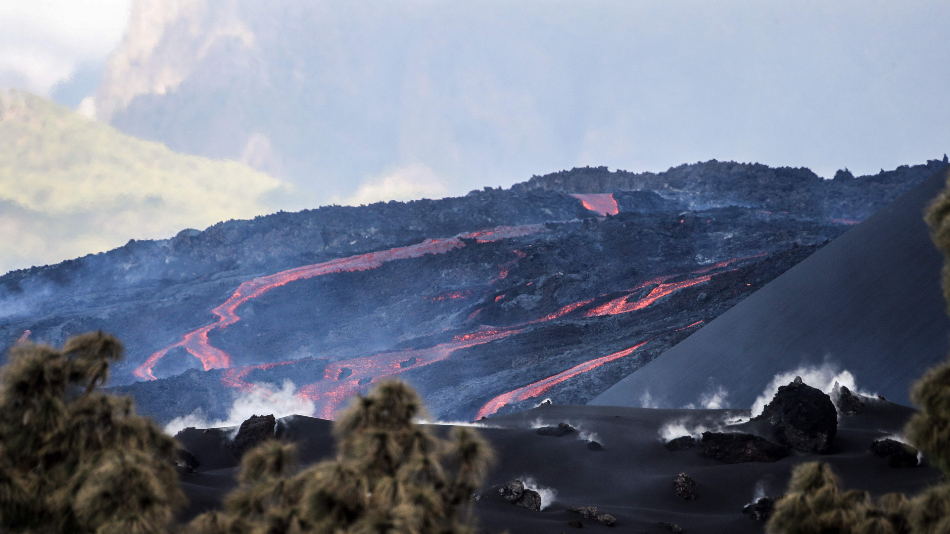 Lava fließt am Vulkan Cumbre Vieja auf der Kanareninsel La Palma.