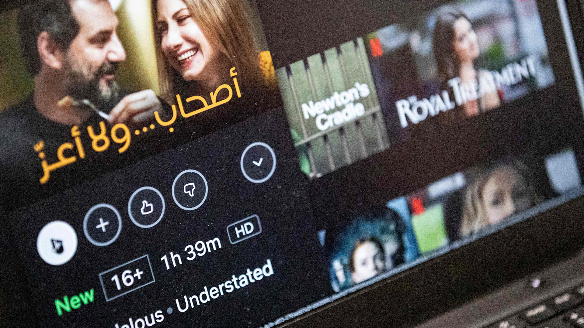 Laptop, auf dem eine Szene aus dem von Netflix produzierten panarabischen Film "Ashab wala Aaz" mit den libanesischen Schauspielern Adel Karam und Diamand Bou Abboud zu sehen ist. | AFP