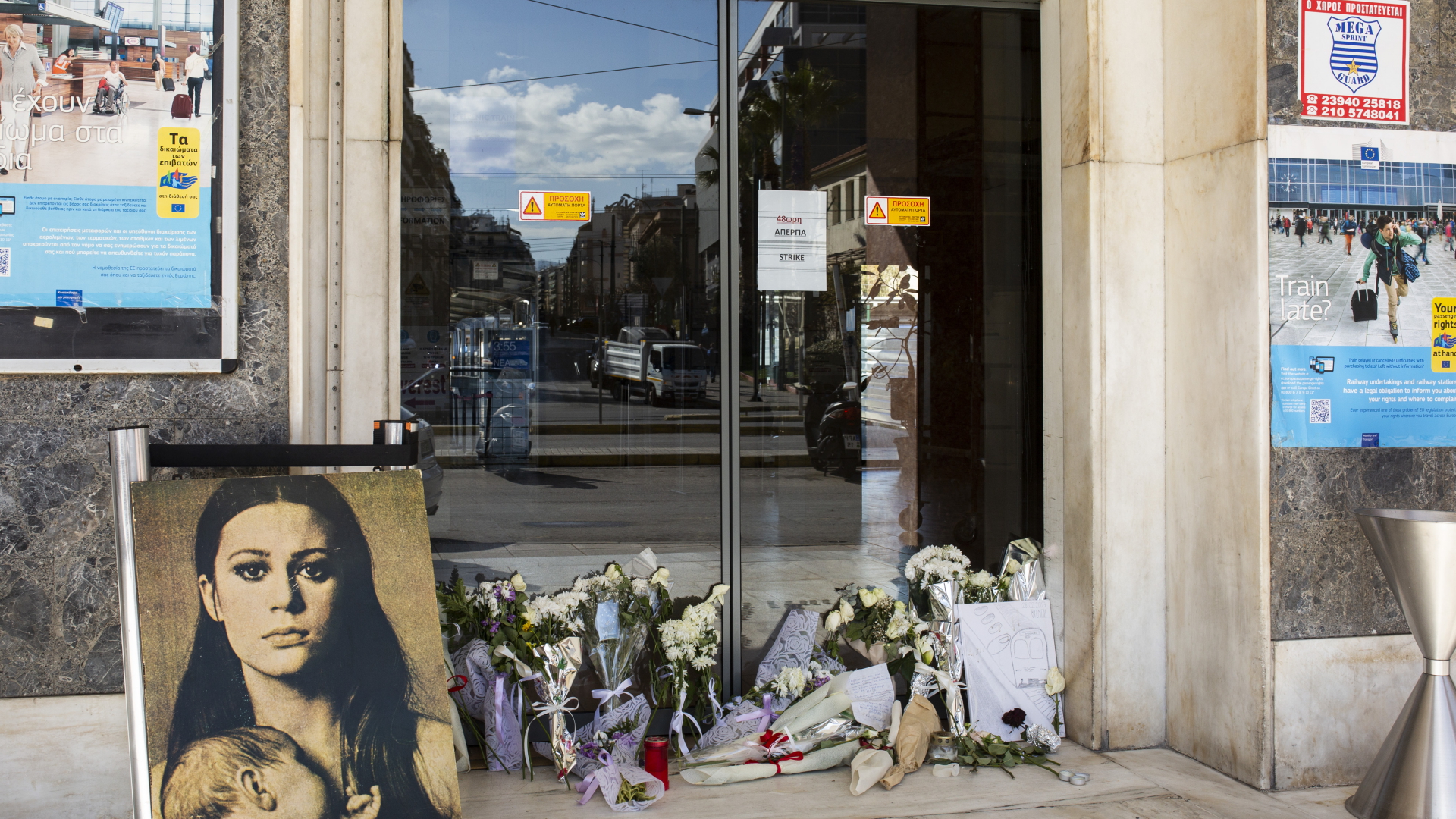 Am Bahnhof von Larissa liegen Blumen zum Gedenken an die Opfer des Zugunglücks. | dpa