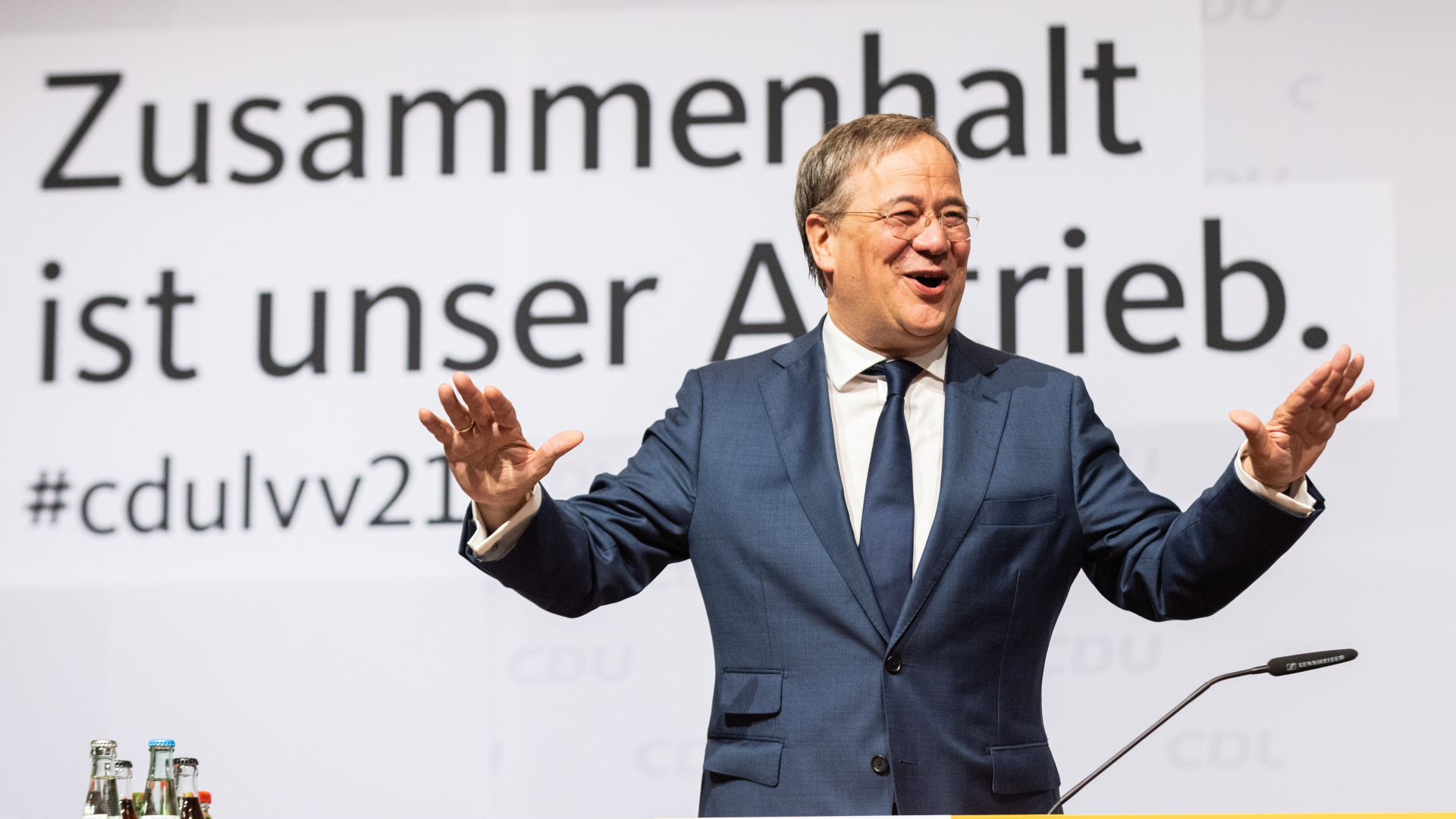 Armin Laschet gestikuliert bei der Landesvertreterversammlung der CDU in Nordrhein-Westfalen auf dem Podium. | EPA