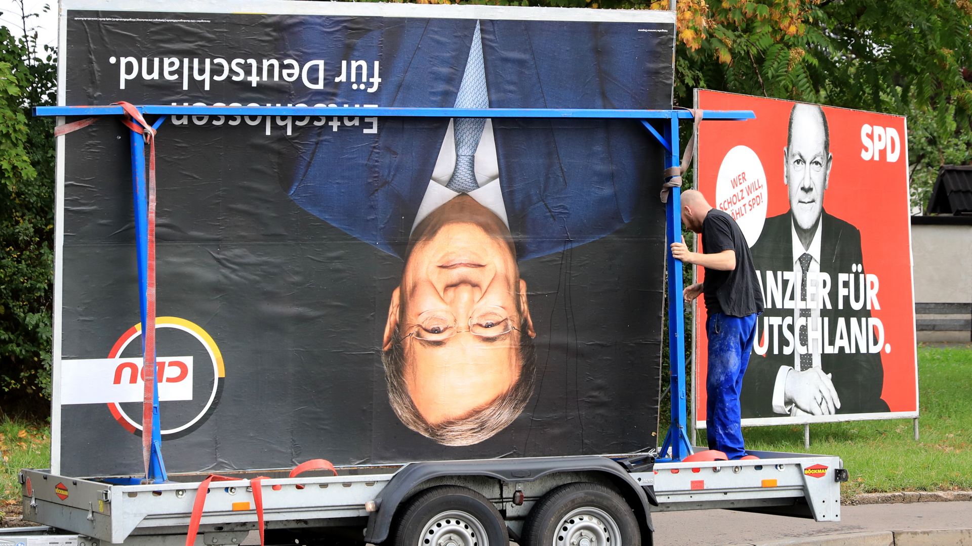 Mitarbeiter einer Werbefirma bauen Wahlplakate der CDU und SPD in Magdeburg ab | dpa