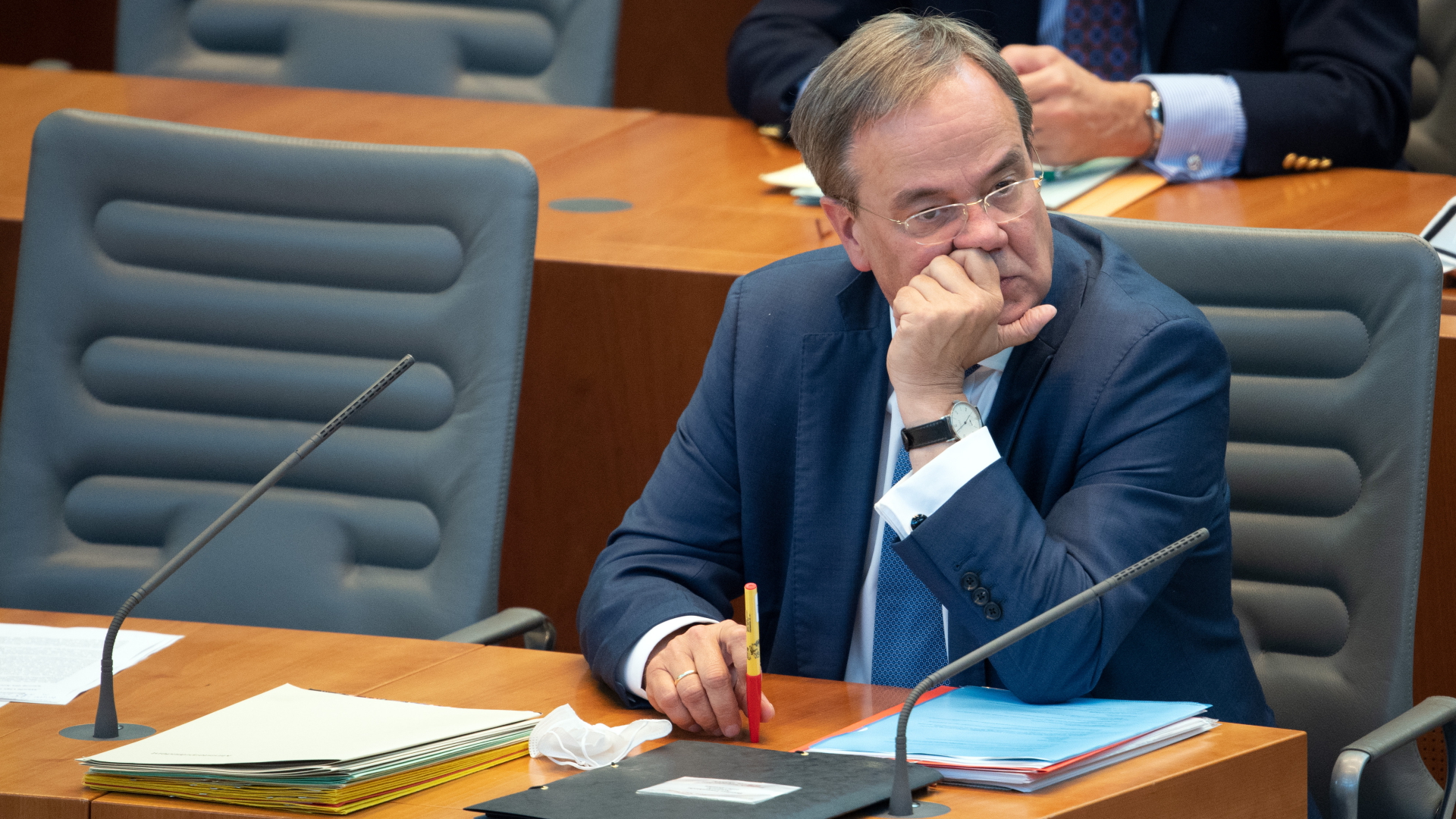 Armin Laschet (CDU), Ministerpräsident von Nordrhein-Westfalen, verfolgt eine Sitzung des Landtages. | dpa