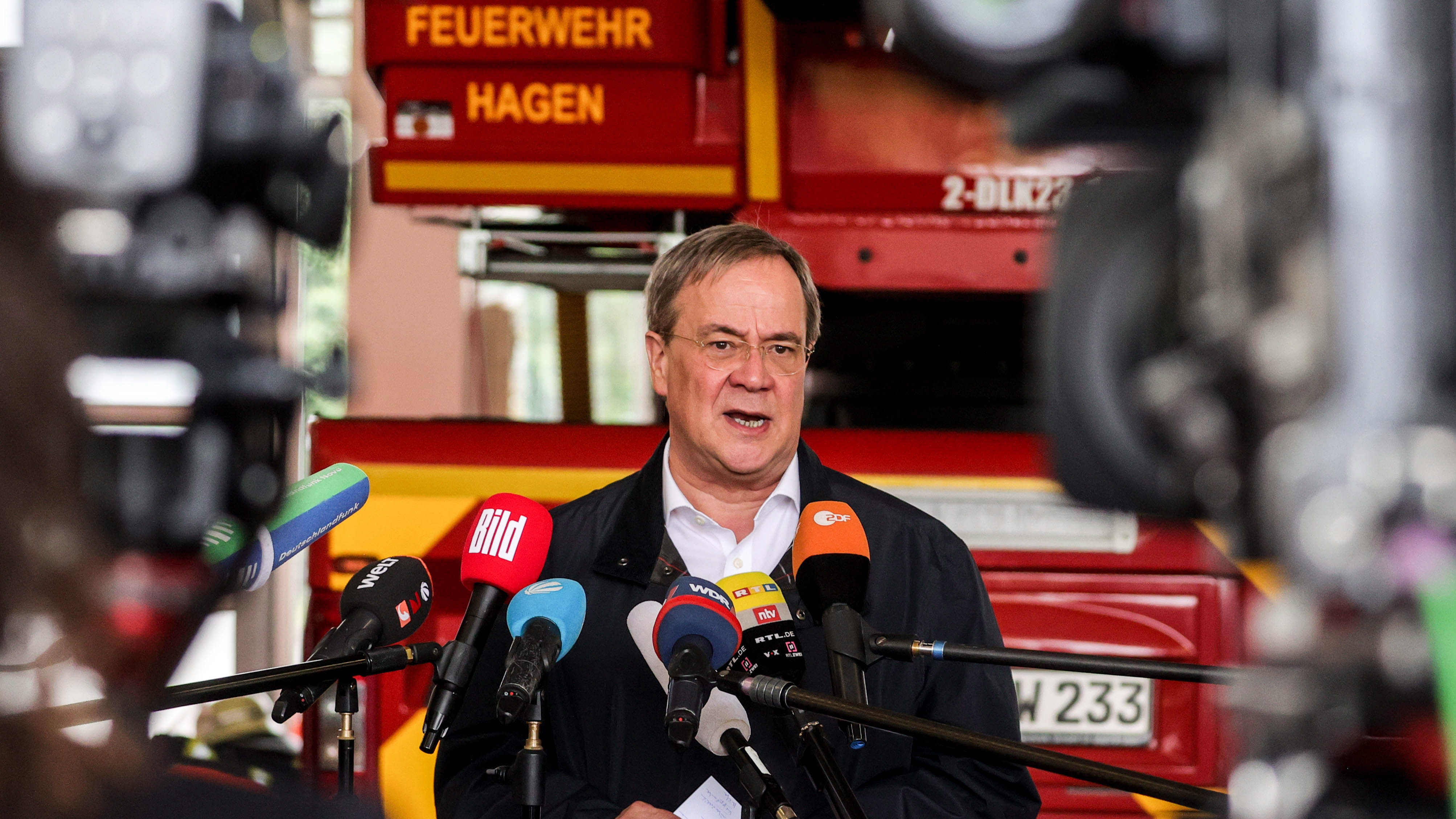 Armin Laschet spricht bei der Feuerwehr in Hagen nach dem Unwetter. | EPA