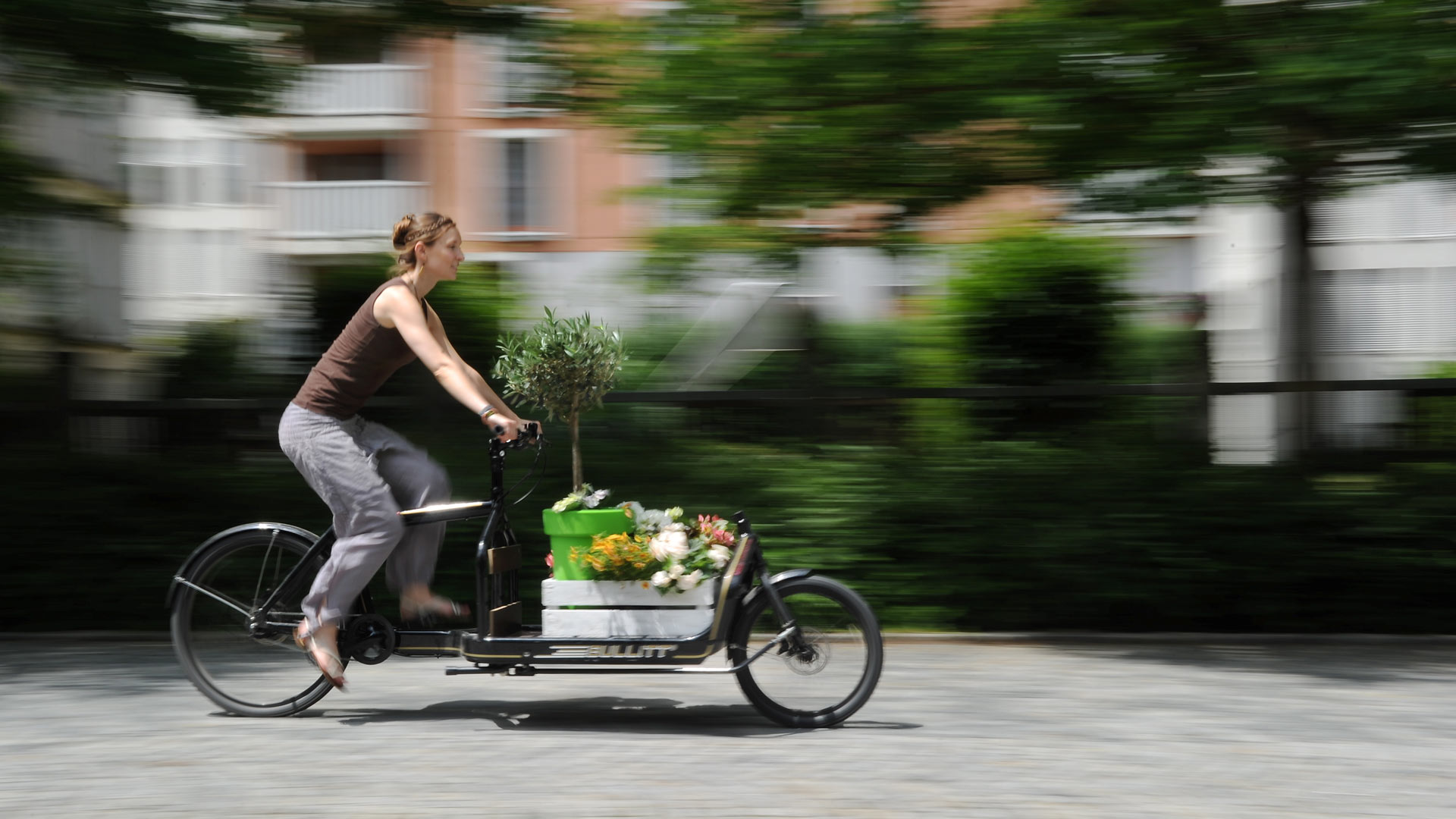 Eine Frau fährt mit einem Transportrad