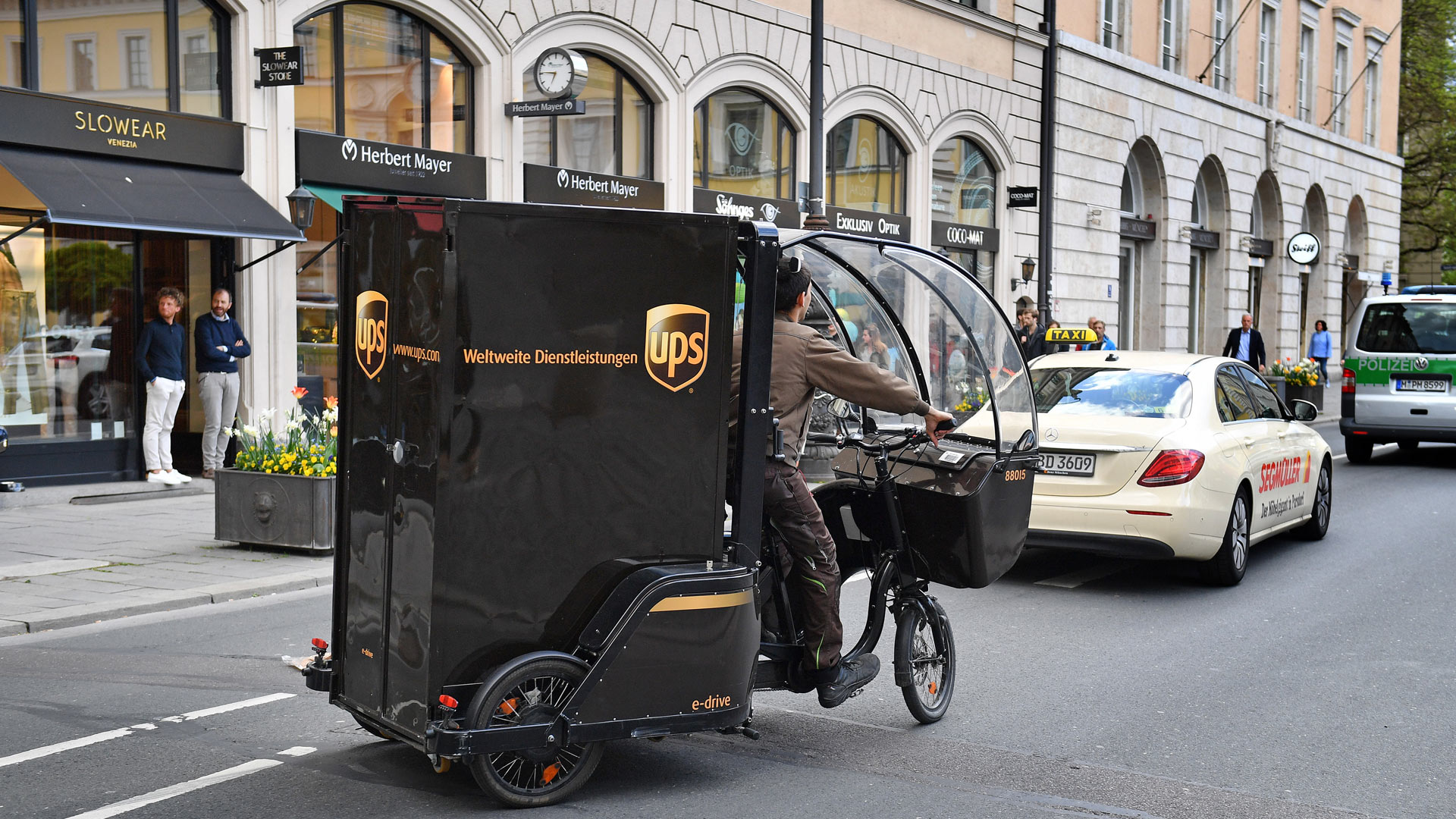 UPS Paketbote unterwegs mitt einem Rytle Cargo Bike | picture alliance / SvenSimon