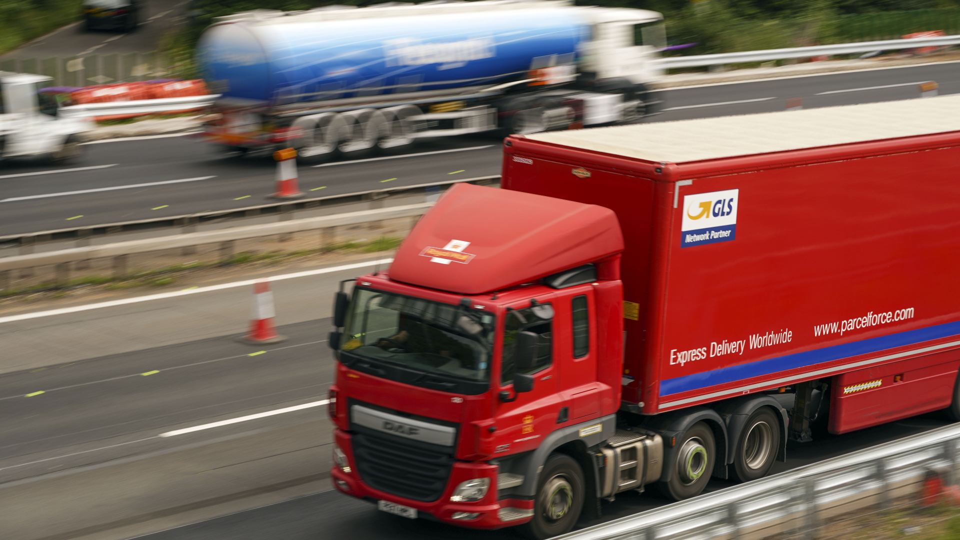 Lastwagen fahren auf der britischen Autobahn M4 | dpa