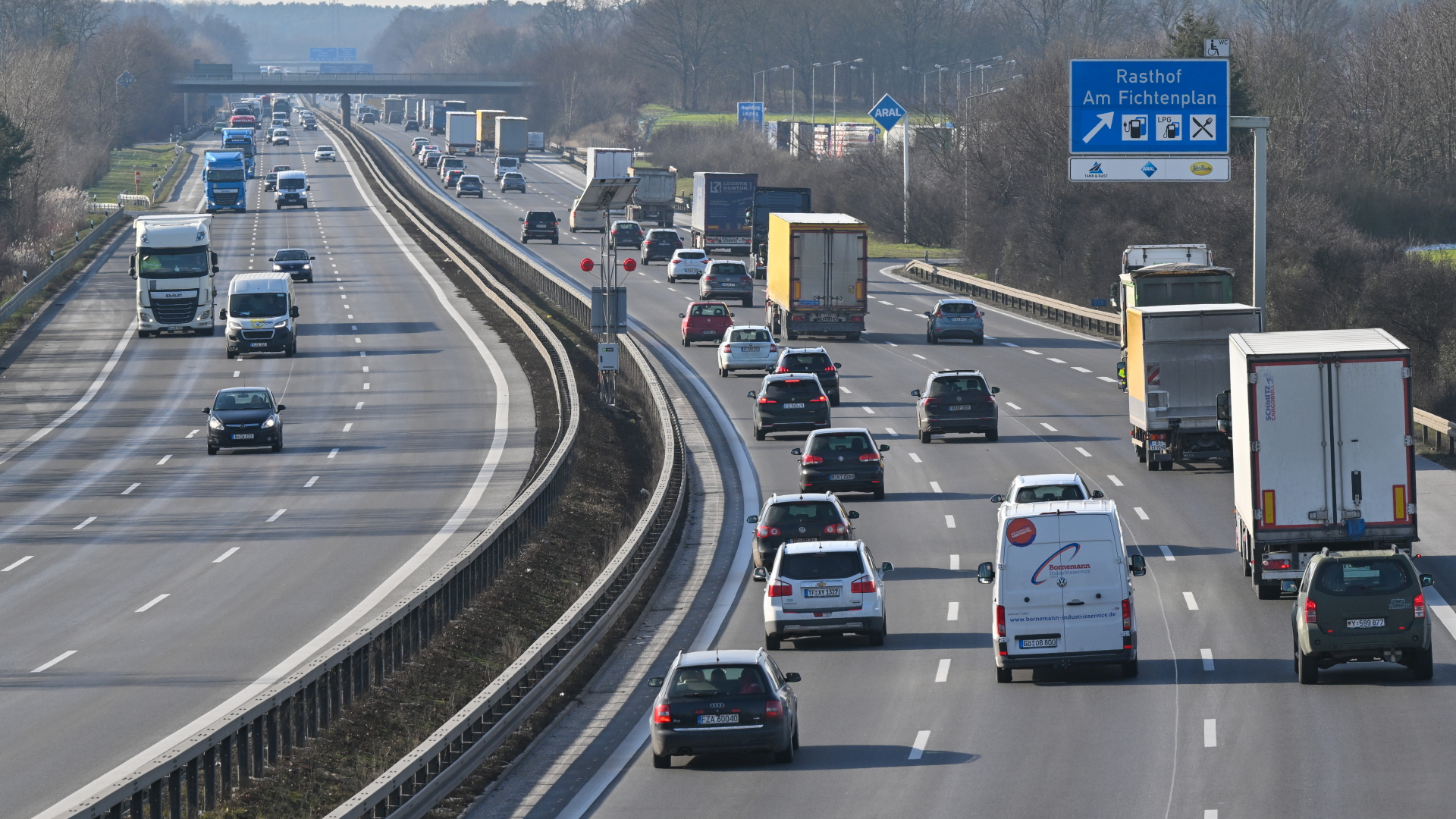 Autos und Lastwagen sind auf dem südlichen Berliner Ring der Autobahn A10 unterwegs.