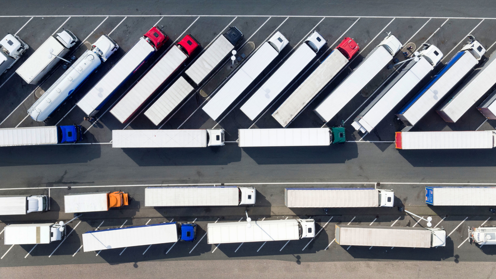 Abgestellte Lastwagen an einer Autobahn-Raststätte in Nordrhein-Westfalen.  | dpa