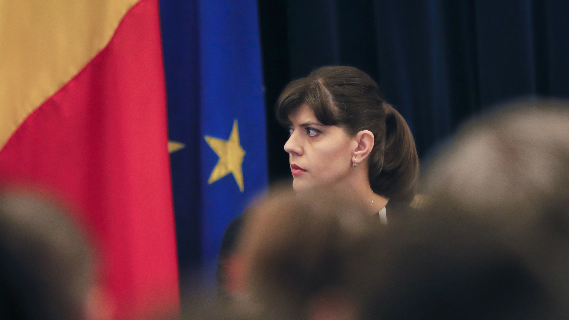 EU-Generalstaatsanwältin Laura Kövesi vor einer EU-Flagge. | picture alliance/AP Photo