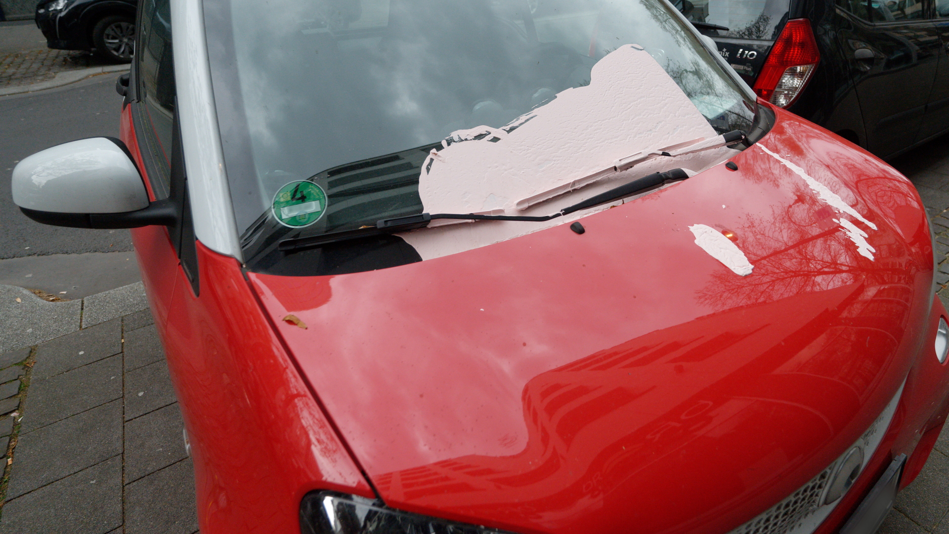 Unbekannte haben Farbe auf das Auto des SPD-Bundestagsabgeordnete Karl Lauterbach gegossen. | dpa