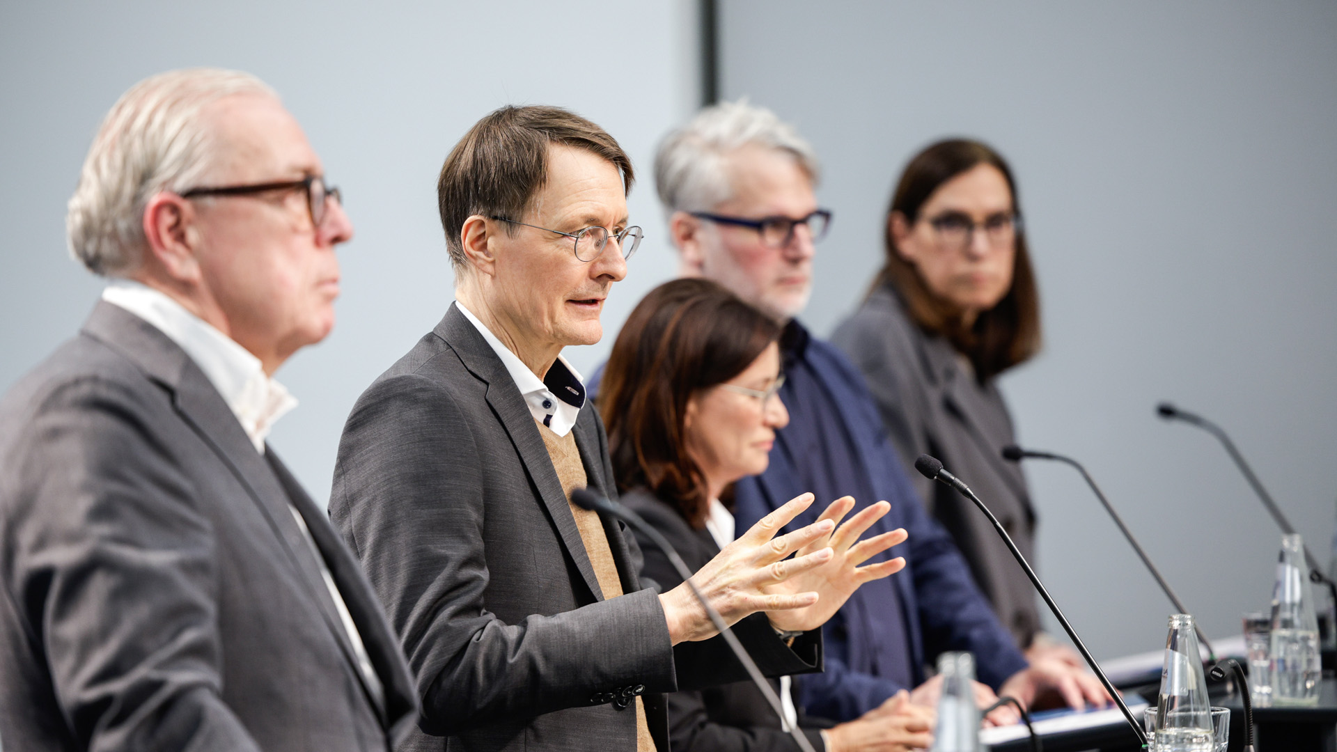 Karl Lauterbach mit Vertreterinnen und Vertretern der niedergelassenen Ärzteschaft während einer Pressekonferenz.