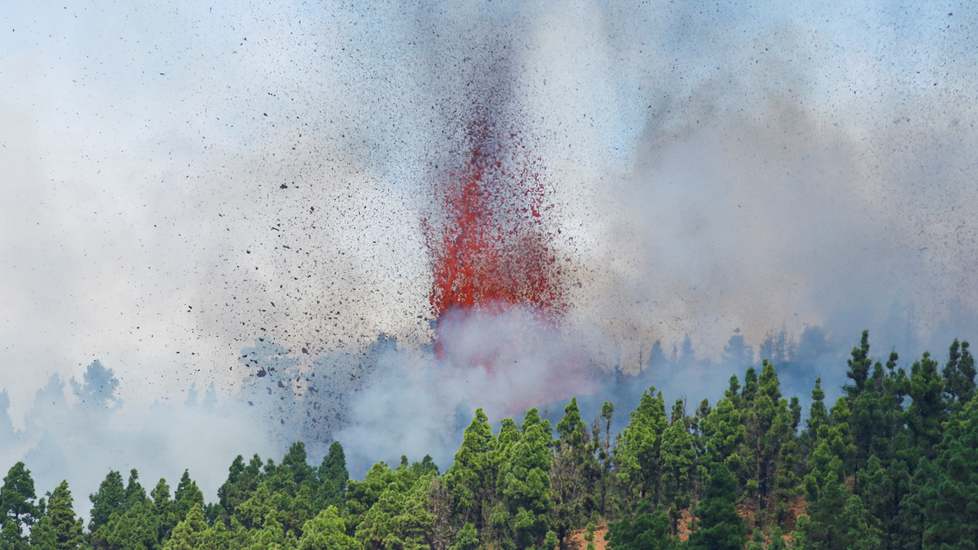 Lava und Rauch sind nach dem Ausbruch eines Vulkans im Nationalpark Cumbre Vieja bei El Paso zu sehen.