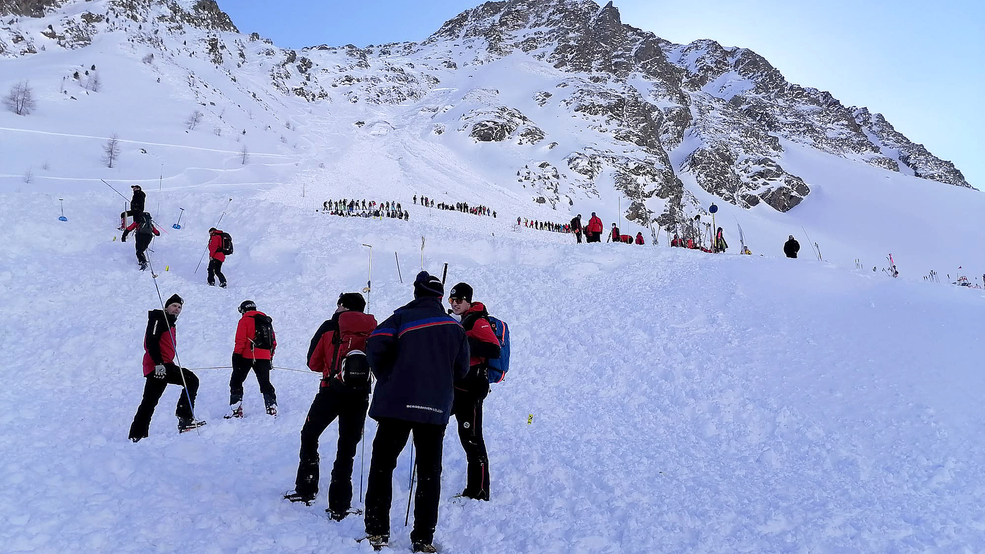 Rettungskräfte sind an einem Lawinenkegel im Skiort Sölden im Einsatz. | dpa