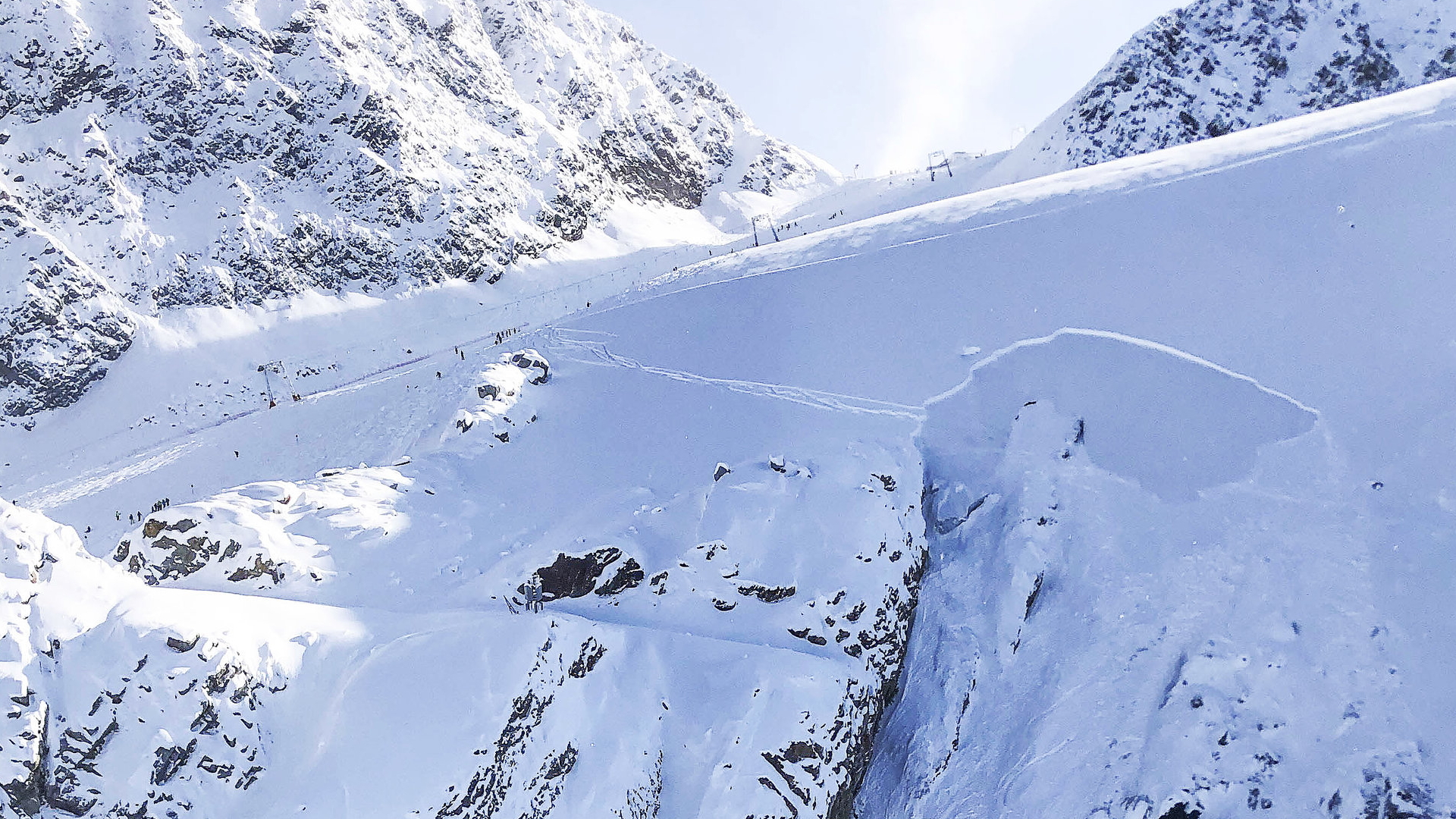 Die Abrisskante des Schneebretts, das die beiden Skifahrer verschüttet hat | dpa