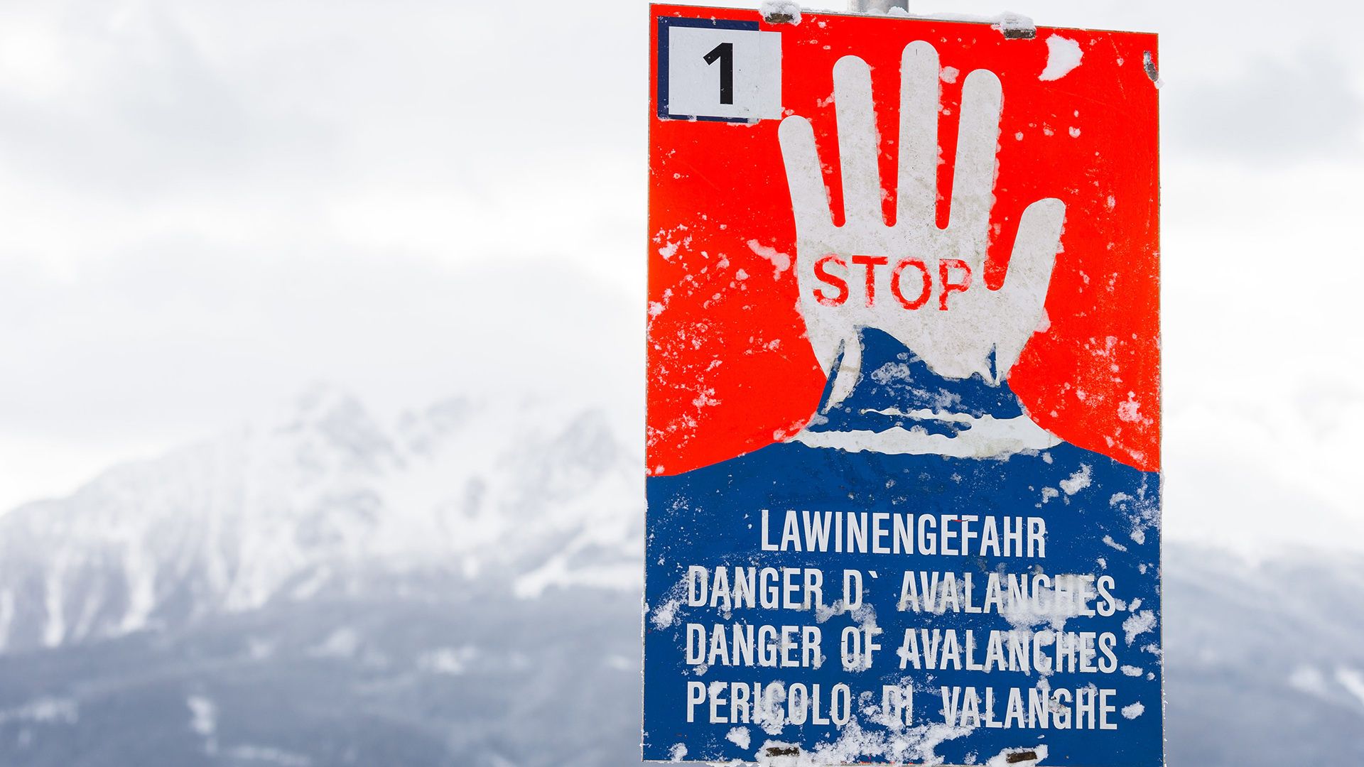 Ein Warnschild mit der Aufschrift "Stop- Lawinengefahr" ist im Raum Innsbruck zu sehen.  (Archivbild) | dpa