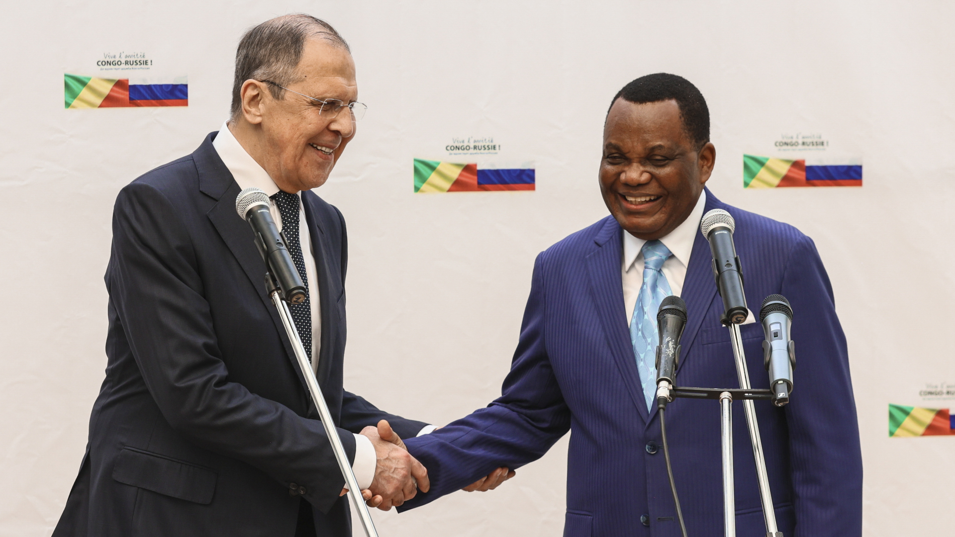 Russlands Außenminister Sergej Lawrow schüttelt die Hand von Jean-Claude Gakosso, Außenminister der Republik Kongo | EPA