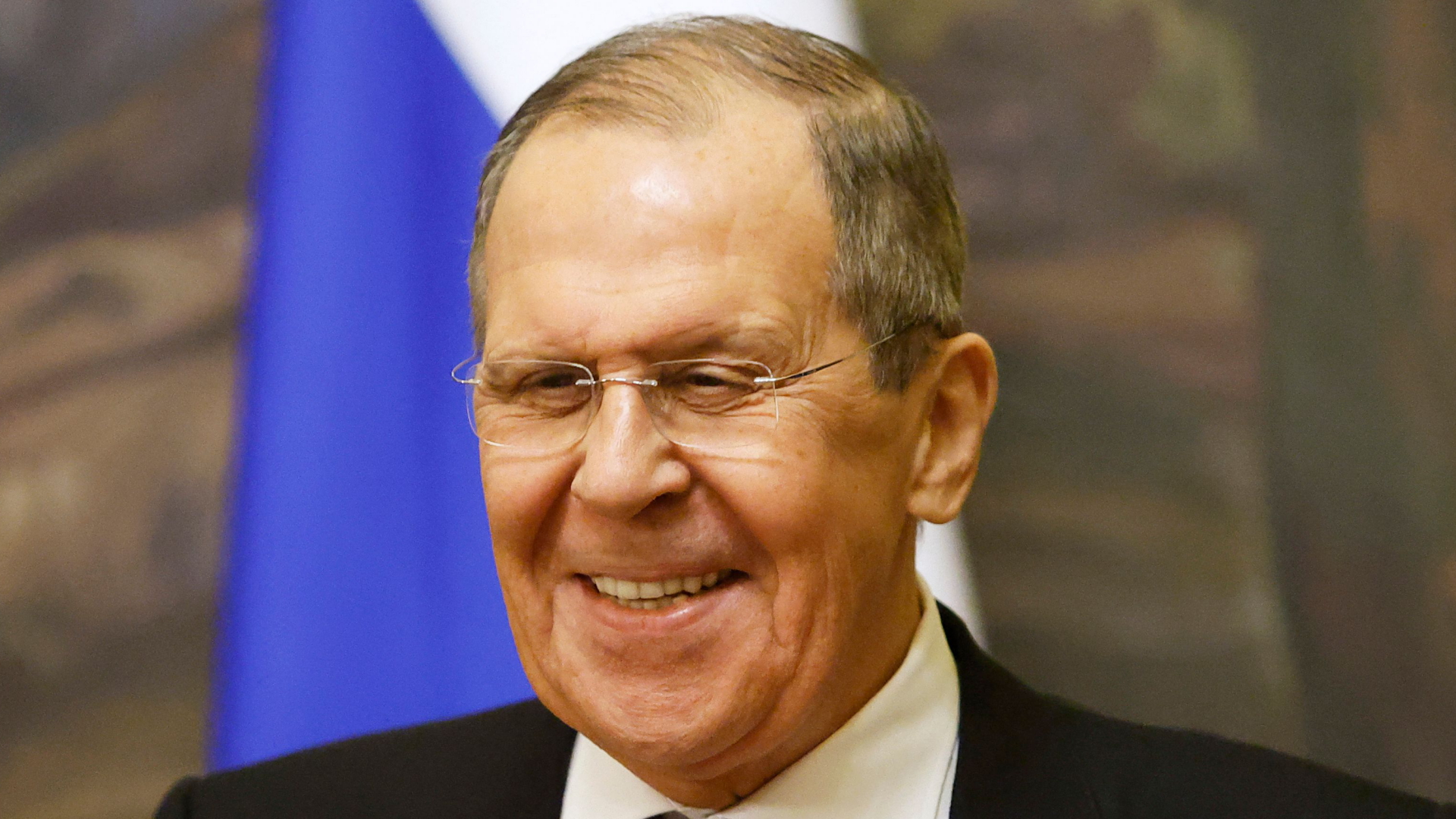 Russlands Außenminister Lawrow lächelt während einer Pressekonferenz | AFP